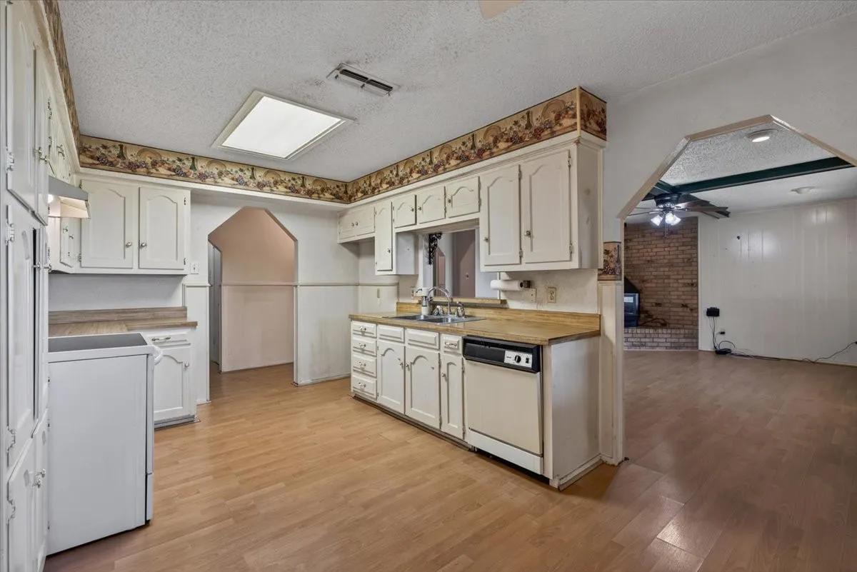 Single Family Residence For Sale in Van Zandt County , 371 Vz County Road 3601, Edgewood, Texas 75117, 3 Bedroom, 2 Bathroom, 2 Garage spaces, 1,350 Sqft, built in 1973, mls#21334571, Real Estate Agent in Edgewood, Homes For Sale in Van Zandt county, Homes For Sale in Edgewood, Realtor in Edgewood Texas, Real Estate Brokerage Independent Realty Texas, Luminita Cordes Realtor