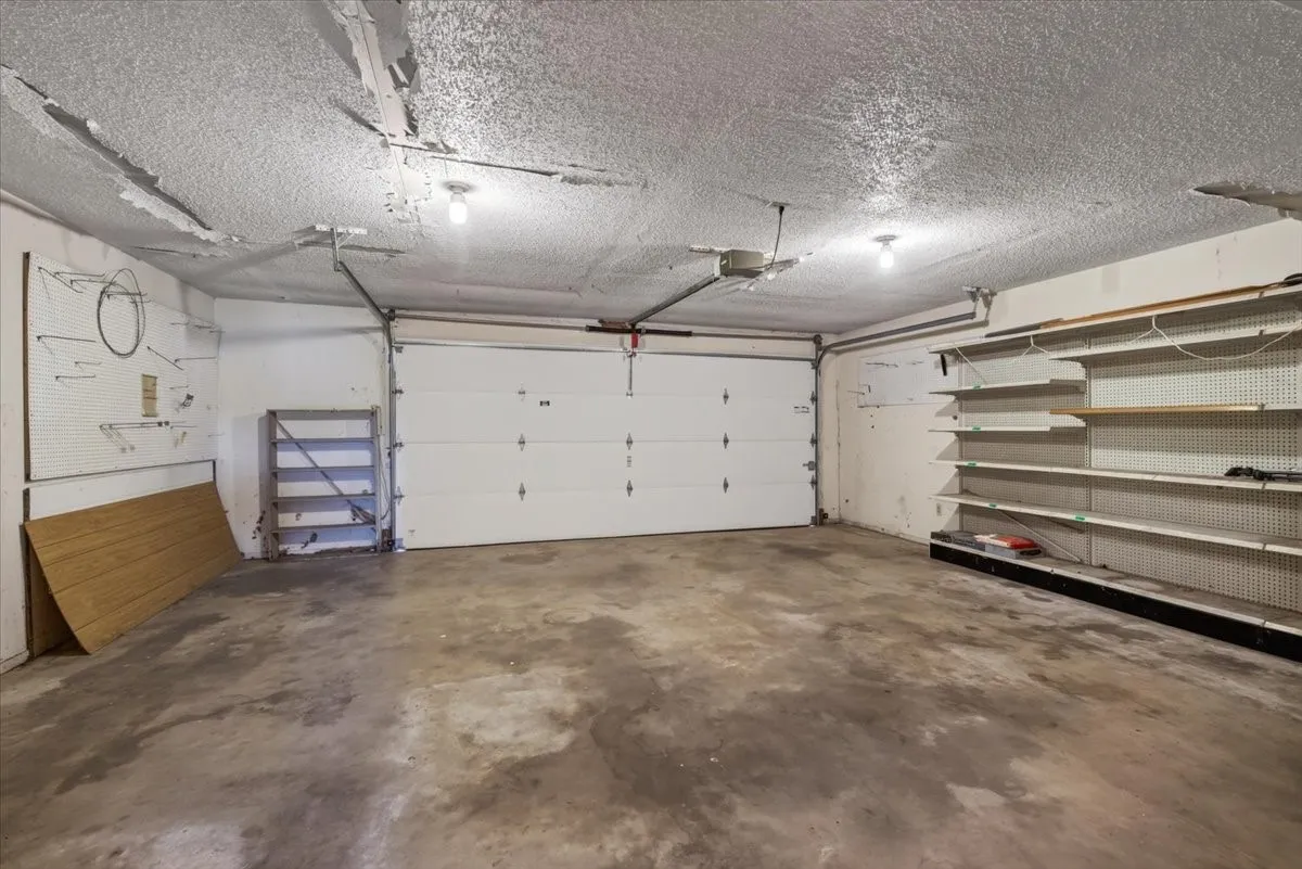 Single Family Residence For Sale in Van Zandt County , 371 Vz County Road 3601, Edgewood, Texas 75117, 3 Bedroom, 2 Bathroom, 2 Garage spaces, 1,350 Sqft, built in 1973, mls#21334571, Real Estate Agent in Edgewood, Homes For Sale in Van Zandt county, Homes For Sale in Edgewood, Realtor in Edgewood Texas, Real Estate Brokerage Independent Realty Texas, Luminita Cordes Realtor