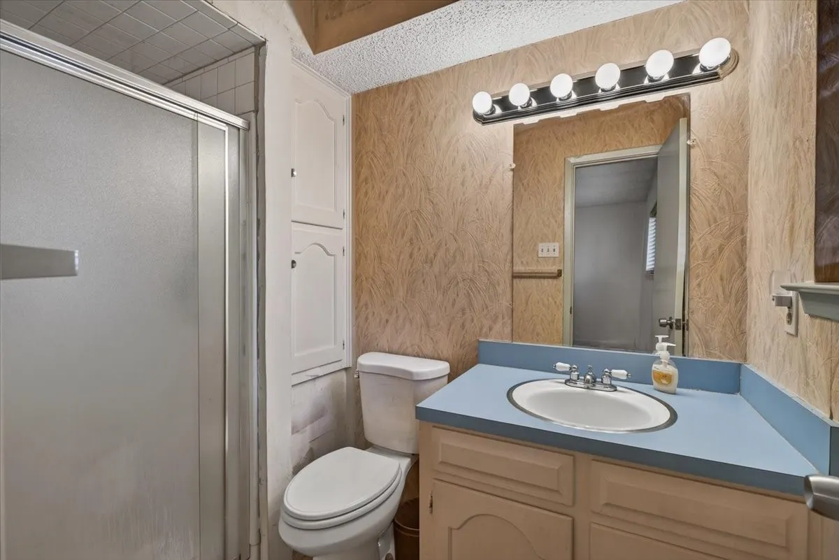 Single Family Residence For Sale in Van Zandt County , 371 Vz County Road 3601, Edgewood, Texas 75117, 3 Bedroom, 2 Bathroom, 2 Garage spaces, 1,350 Sqft, built in 1973, mls#21334571, Real Estate Agent in Edgewood, Homes For Sale in Van Zandt county, Homes For Sale in Edgewood, Realtor in Edgewood Texas, Real Estate Brokerage Independent Realty Texas, Luminita Cordes Realtor