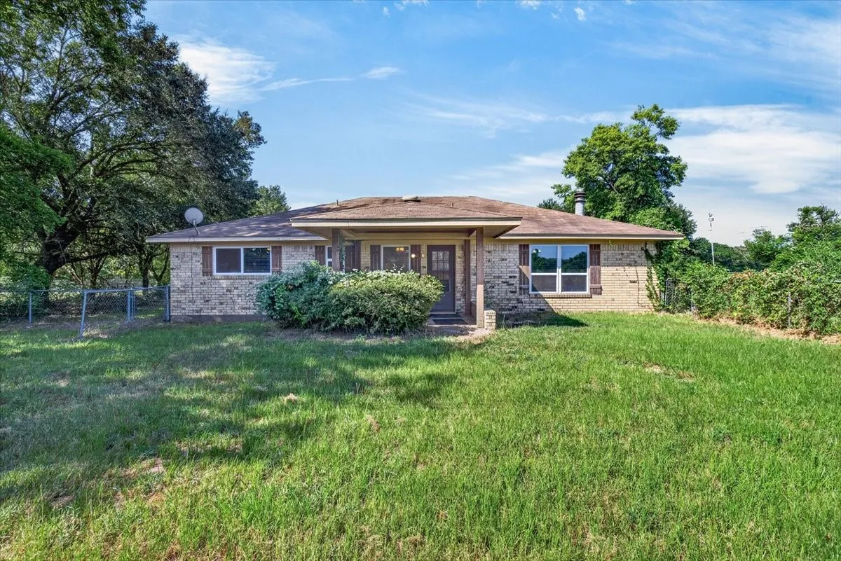 Single Family Residence For Sale in Van Zandt County , 371 Vz County Road 3601, Edgewood, Texas 75117, 3 Bedroom, 2 Bathroom, 2 Garage spaces, 1,350 Sqft, built in 1973, mls#21334571, Real Estate Agent in Edgewood, Homes For Sale in Van Zandt county, Homes For Sale in Edgewood, Realtor in Edgewood Texas, Real Estate Brokerage Independent Realty Texas, Luminita Cordes Realtor