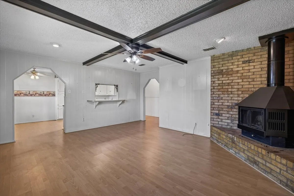 Single Family Residence For Sale in Van Zandt County , 371 Vz County Road 3601, Edgewood, Texas 75117, 3 Bedroom, 2 Bathroom, 2 Garage spaces, 1,350 Sqft, built in 1973, mls#21334571, Real Estate Agent in Edgewood, Homes For Sale in Van Zandt county, Homes For Sale in Edgewood, Realtor in Edgewood Texas, Real Estate Brokerage Independent Realty Texas, Luminita Cordes Realtor