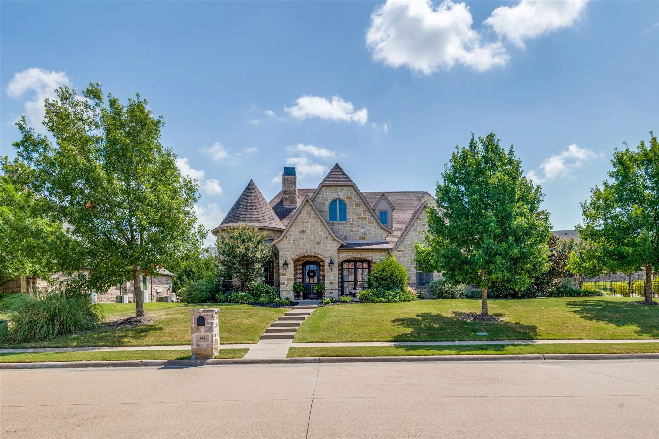 Single Family Residence For Sale in Rockwall County , 121 Brentwood Drive, Heath, Texas 75032, 4 Bedroom, 3 Bathroom, 3 Garage spaces, 3,267 Sqft, built in 2013, mls#21333989, Real Estate Agent in Heath, Homes For Sale in Rockwall county, Homes For Sale in Heath, Realtor in Heath Texas, Real Estate Brokerage Independent Realty Texas, Luminita Cordes Realtor