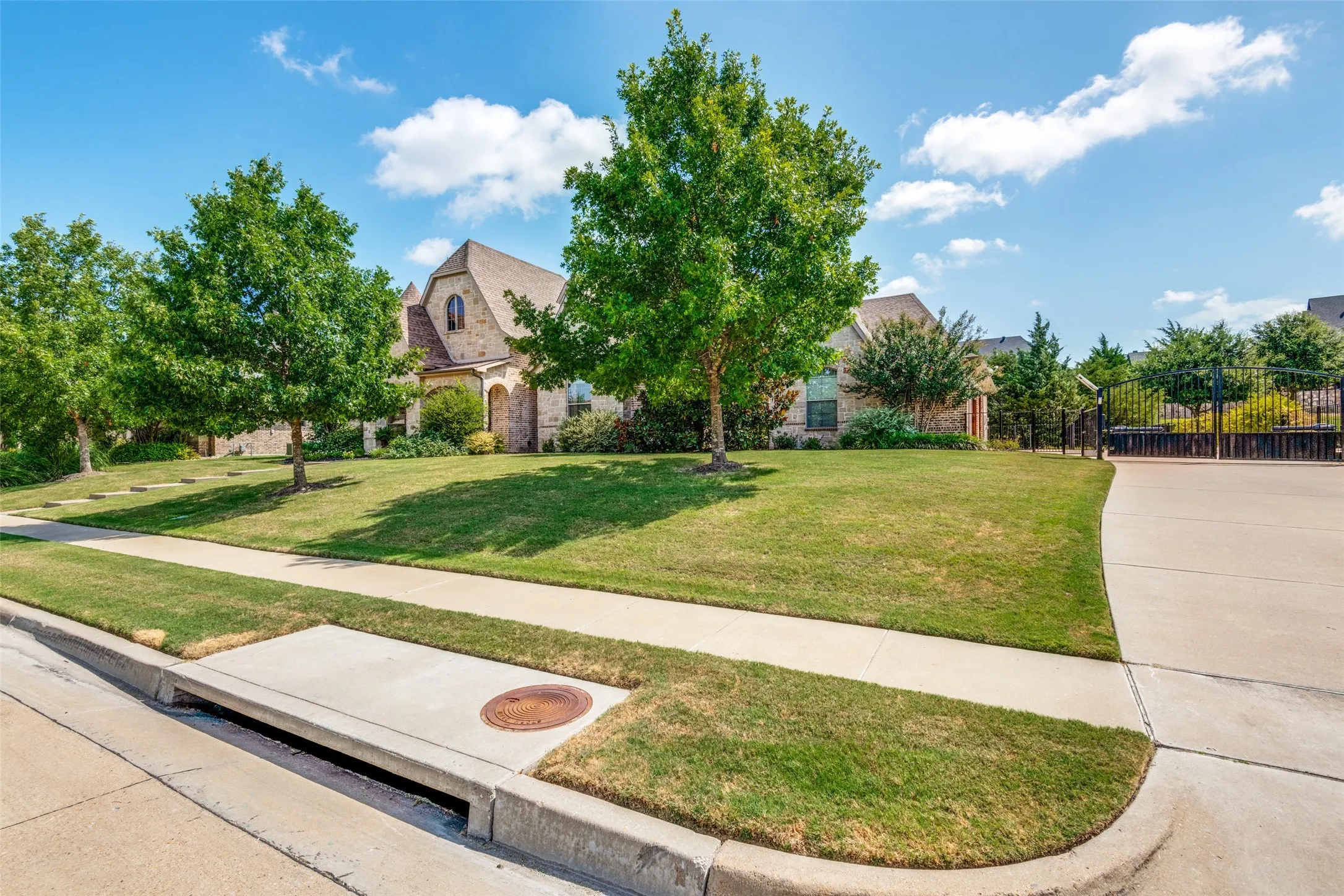 Single Family Residence For Sale in Rockwall County , 121 Brentwood Drive, Heath, Texas 75032, 4 Bedroom, 3 Bathroom, 3 Garage spaces, 3,267 Sqft, built in 2013, mls#21333989, Real Estate Agent in Heath, Homes For Sale in Rockwall county, Homes For Sale in Heath, Realtor in Heath Texas, Real Estate Brokerage Independent Realty Texas, Luminita Cordes Realtor