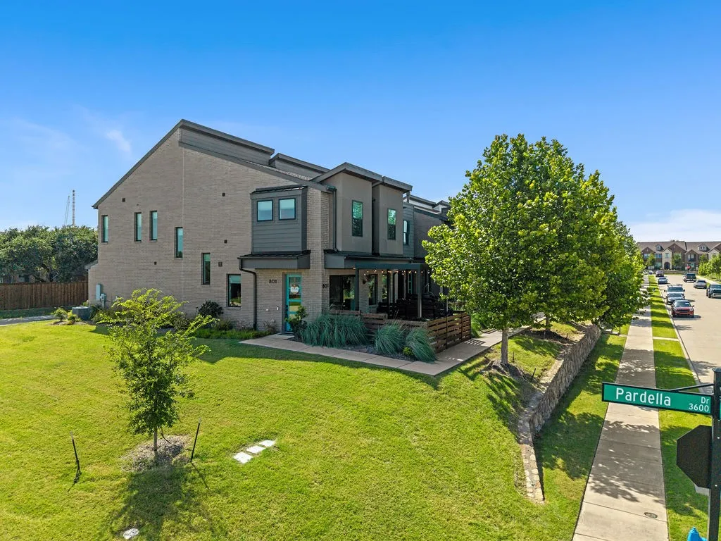Townhouse For Sale in Collin County , 801 Emerling Drive, Mc Kinney, Texas 75069, 3 Bedroom, 3 Bathroom, 2 Garage spaces, 1,820 Sqft, built in 2021, mls#21331352, Real Estate Agent in Mc Kinney, Homes For Sale in Collin county, Homes For Sale in Mc Kinney, Realtor in Mc Kinney Texas, Real Estate Brokerage Independent Realty Texas, Luminita Cordes Realtor