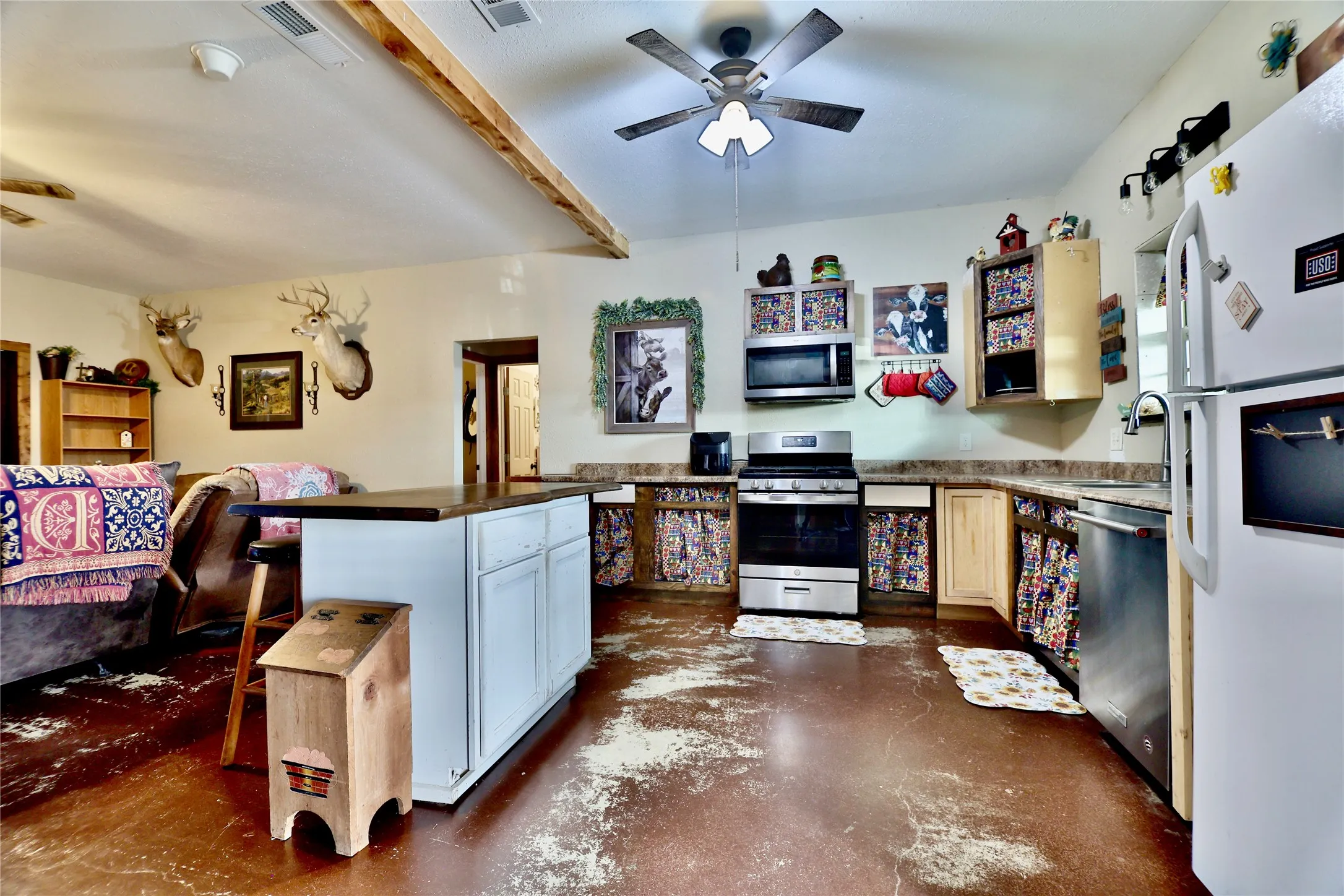 Single Family Residence For Sale in Limestone County , 1347 Lcr 152, Mount Calm, Texas 76673, 3 Bedroom, 2 Bathroom, Garage spaces, 1,628 Sqft, built in 2018, mls#21339307, Real Estate Agent in Mount Calm, Homes For Sale in Limestone county, Homes For Sale in Mount Calm, Realtor in Mount Calm Texas, Real Estate Brokerage Independent Realty Texas, Luminita Cordes Realtor
