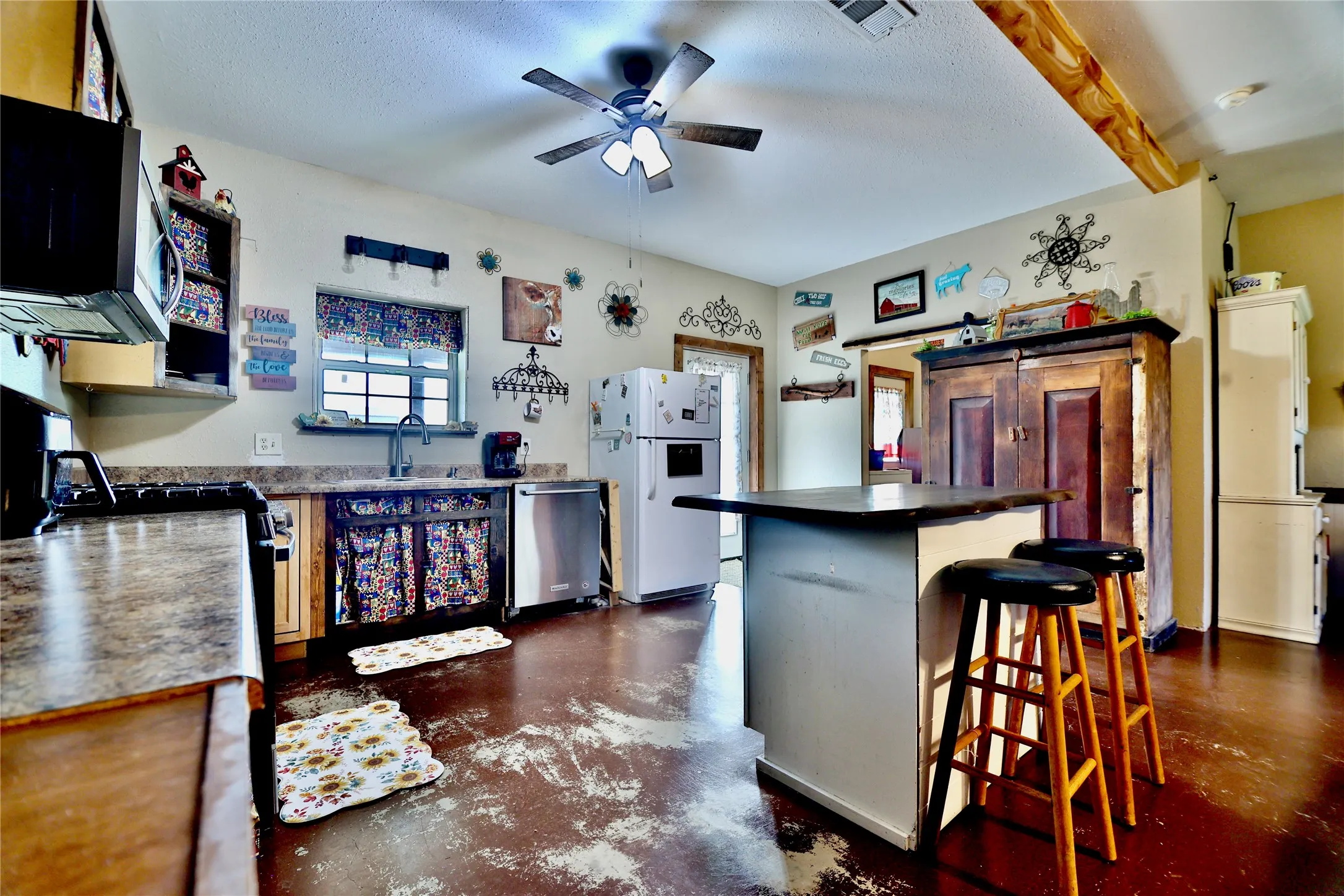 Single Family Residence For Sale in Limestone County , 1347 Lcr 152, Mount Calm, Texas 76673, 3 Bedroom, 2 Bathroom, Garage spaces, 1,628 Sqft, built in 2018, mls#21339307, Real Estate Agent in Mount Calm, Homes For Sale in Limestone county, Homes For Sale in Mount Calm, Realtor in Mount Calm Texas, Real Estate Brokerage Independent Realty Texas, Luminita Cordes Realtor