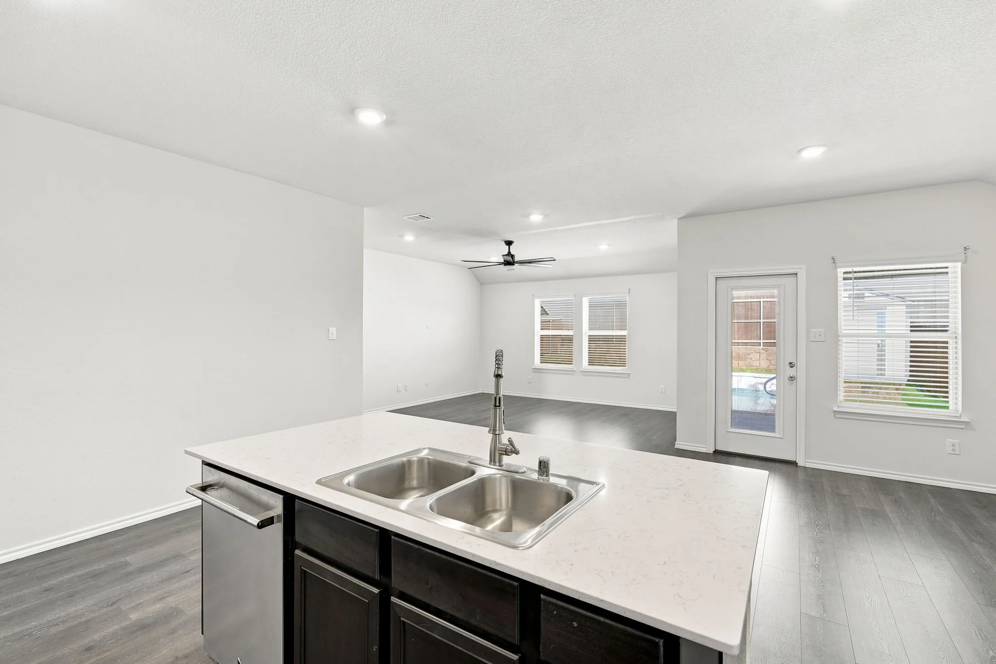 Single Family Residence For Sale in Ellis County , 1100 Canterbury Lane, Ennis, Texas 75119, 4 Bedroom, 2 Bathroom, 2 Garage spaces, 1,699 Sqft, built in 2022, mls#21338121, Real Estate Agent in Ennis, Homes For Sale in Ellis county, Homes For Sale in Ennis, Realtor in Ennis Texas, Real Estate Brokerage Independent Realty Texas, Luminita Cordes Realtor