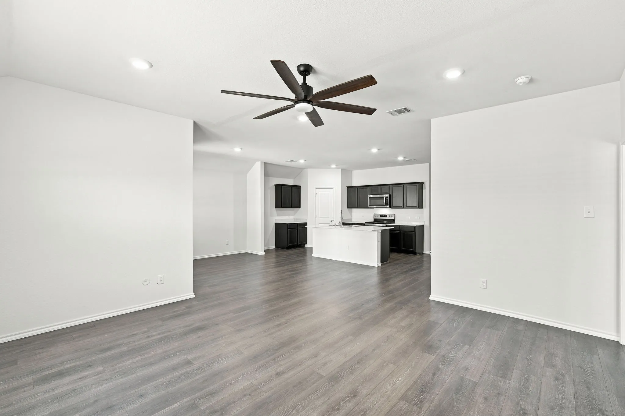 Single Family Residence For Sale in Ellis County , 1100 Canterbury Lane, Ennis, Texas 75119, 4 Bedroom, 2 Bathroom, 2 Garage spaces, 1,699 Sqft, built in 2022, mls#21338121, Real Estate Agent in Ennis, Homes For Sale in Ellis county, Homes For Sale in Ennis, Realtor in Ennis Texas, Real Estate Brokerage Independent Realty Texas, Luminita Cordes Realtor