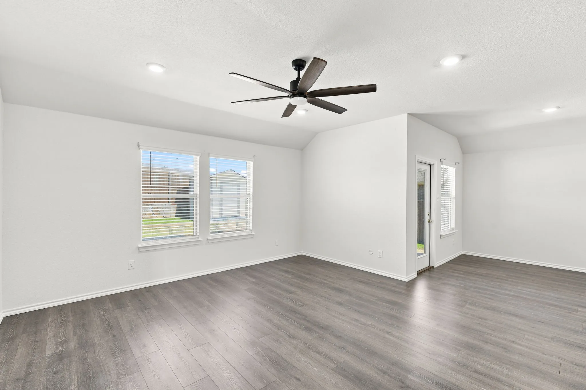 Single Family Residence For Sale in Ellis County , 1100 Canterbury Lane, Ennis, Texas 75119, 4 Bedroom, 2 Bathroom, 2 Garage spaces, 1,699 Sqft, built in 2022, mls#21338121, Real Estate Agent in Ennis, Homes For Sale in Ellis county, Homes For Sale in Ennis, Realtor in Ennis Texas, Real Estate Brokerage Independent Realty Texas, Luminita Cordes Realtor