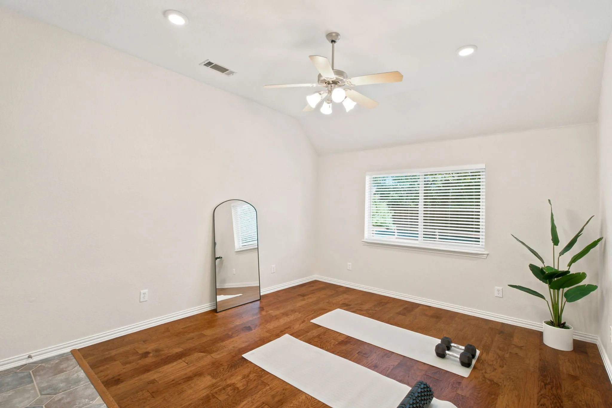 Single Family Residence For Sale in Denton County , 8470 Steeplechase Circle, Argyle, Texas 76226, 4 Bedroom, 4 Bathroom, 3 Garage spaces, 3,626 Sqft, built in 2002, mls#21339313, Real Estate Agent in Argyle, Homes For Sale in Denton county, Homes For Sale in Argyle, Realtor in Argyle Texas, Real Estate Brokerage Independent Realty Texas, Luminita Cordes Realtor