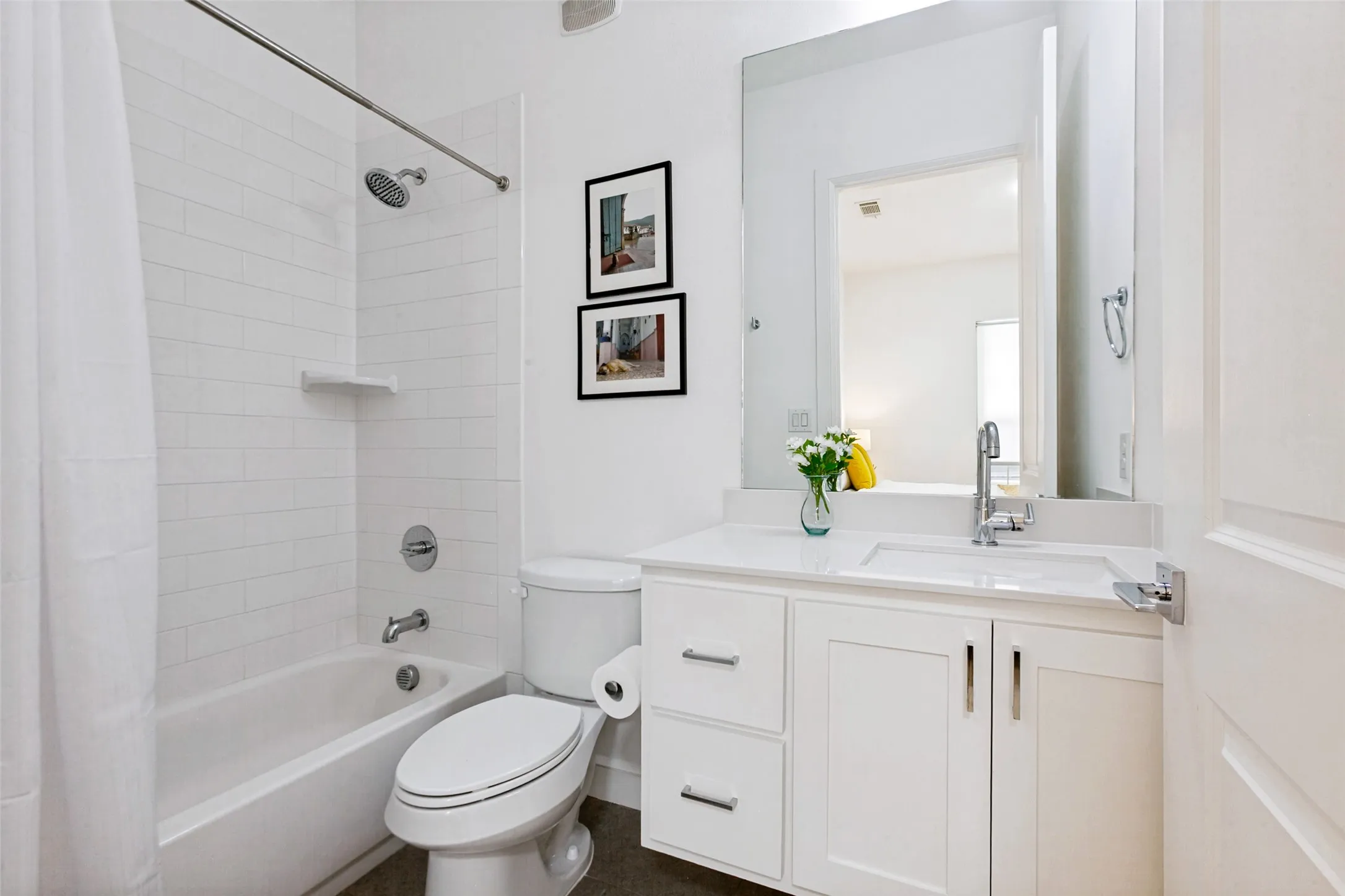 Ensuite secondary bath!