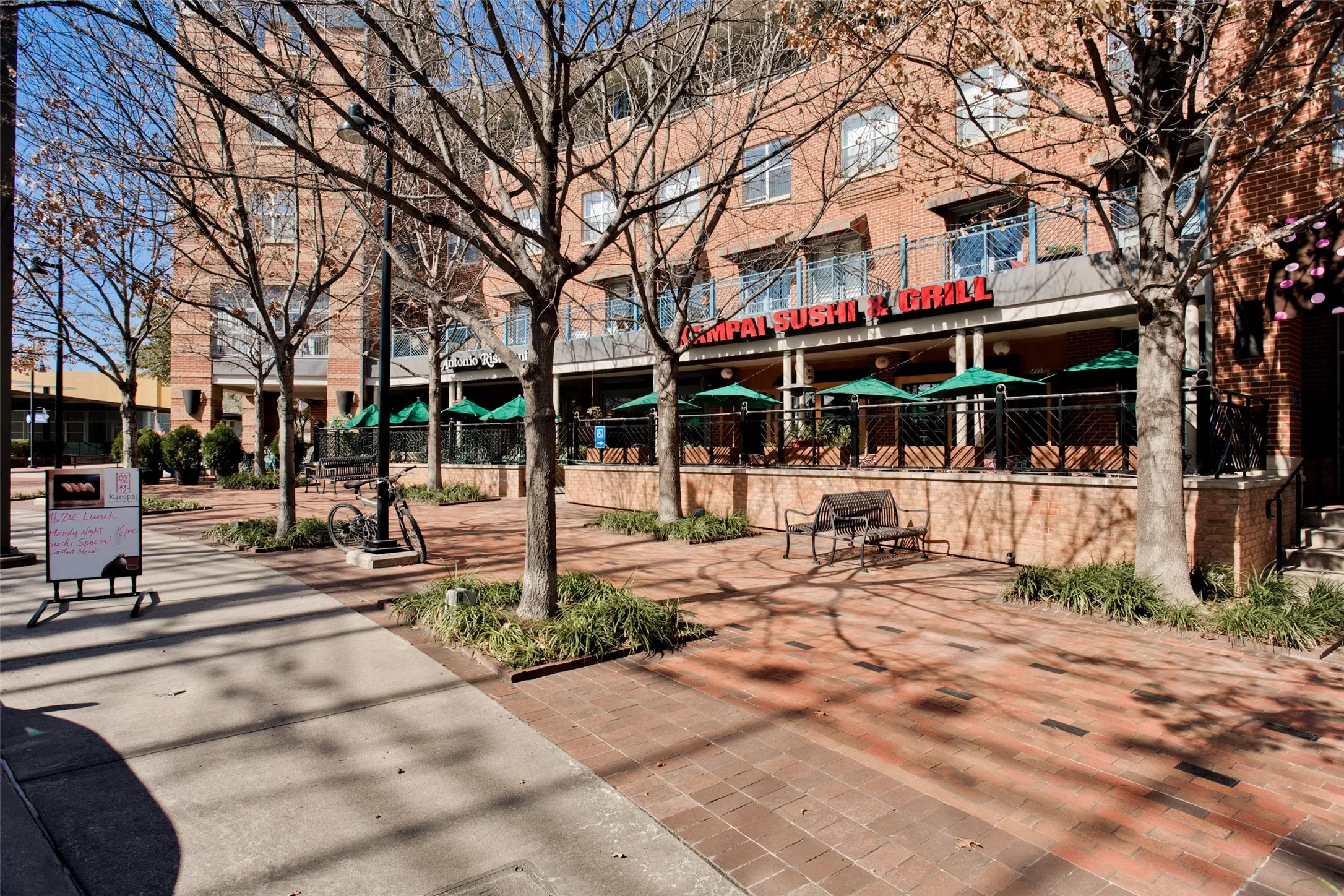 Restaurants nearby!