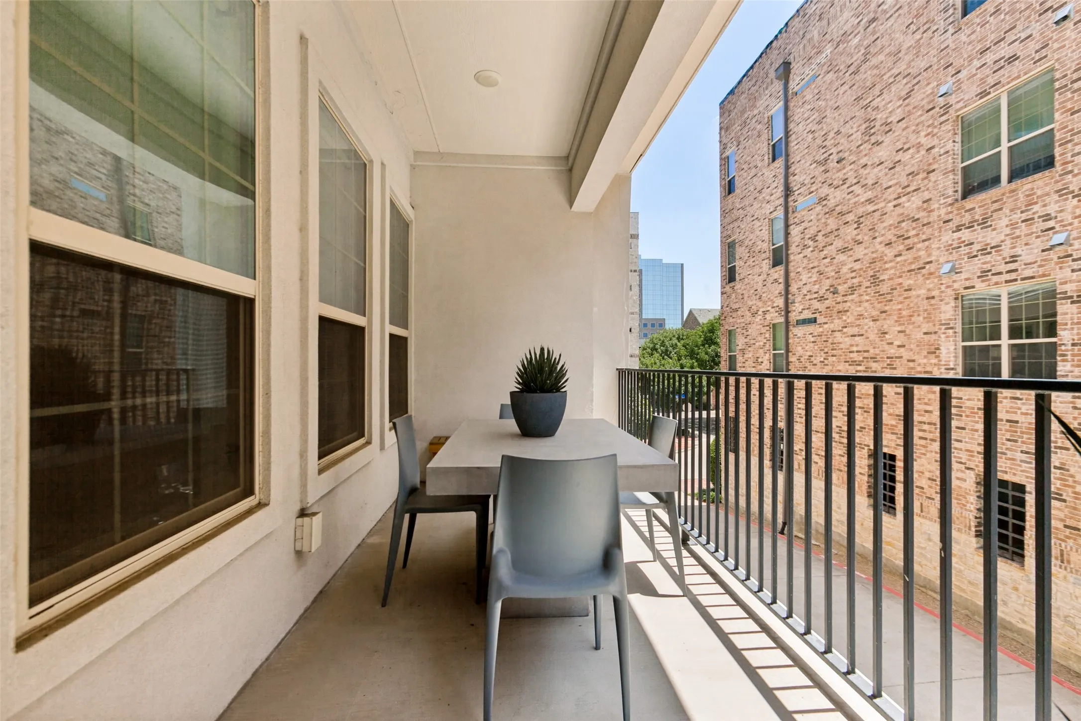 Roomy balcony for alfresco dining!