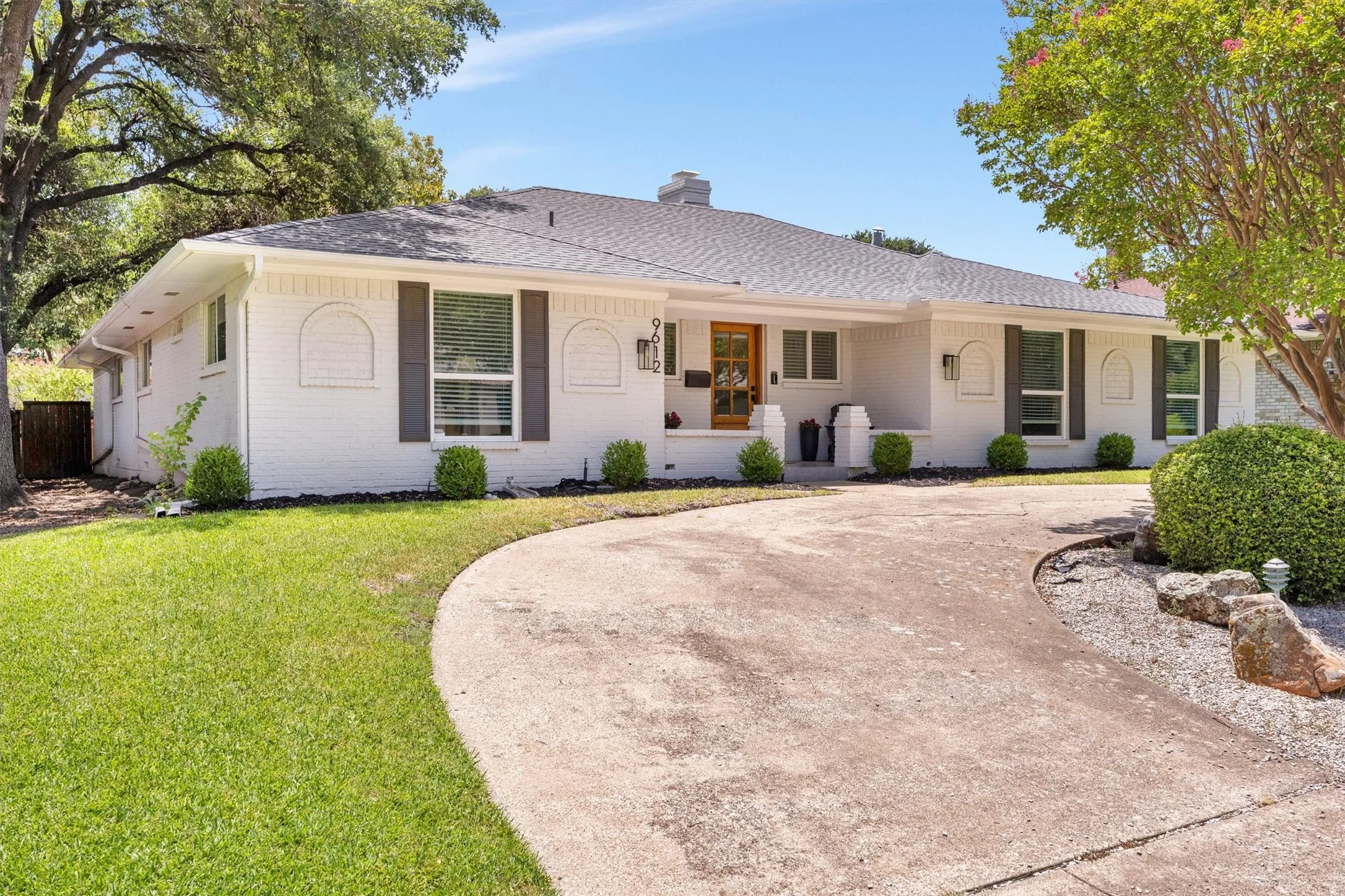 Single Family Residence For Sale in Dallas County , 9612 Atherton Drive, Dallas, Texas 75243, 4 Bedroom, 3 Bathroom, 2 Garage spaces, 2,745 Sqft, built in 1973, mls#21339232, Real Estate Agent in Dallas, Homes For Sale in Dallas county, Homes For Sale in Dallas, Realtor in Dallas Texas, Real Estate Brokerage Independent Realty Texas, Luminita Cordes Realtor