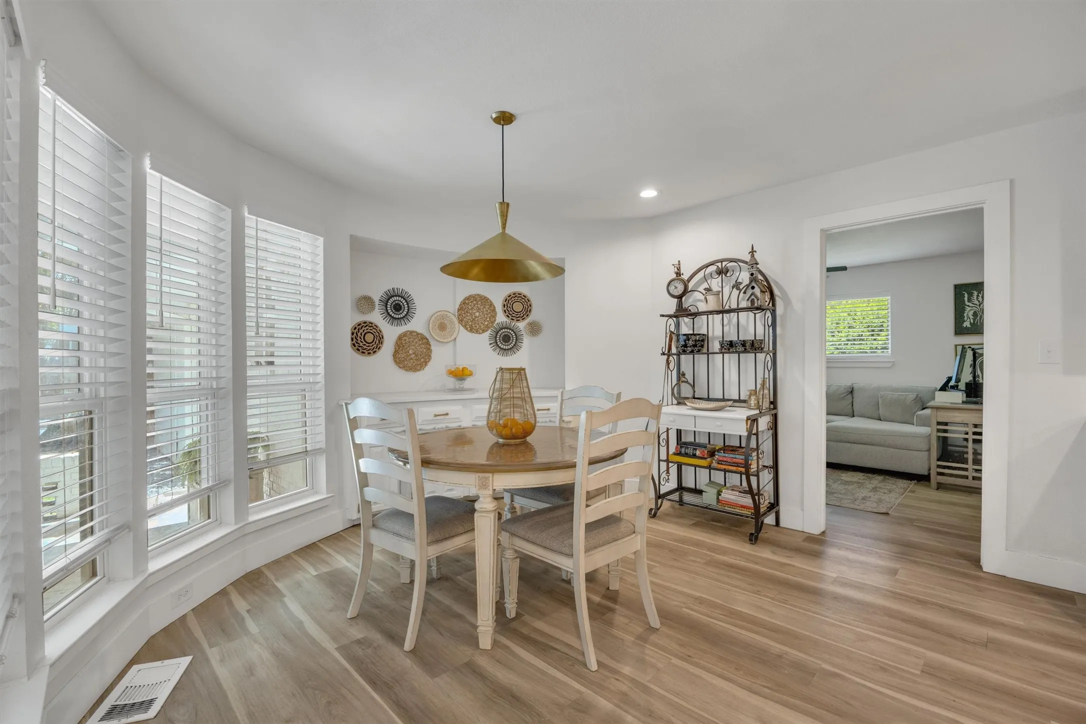 Single Family Residence For Sale in Dallas County , 9612 Atherton Drive, Dallas, Texas 75243, 4 Bedroom, 3 Bathroom, 2 Garage spaces, 2,745 Sqft, built in 1973, mls#21339232, Real Estate Agent in Dallas, Homes For Sale in Dallas county, Homes For Sale in Dallas, Realtor in Dallas Texas, Real Estate Brokerage Independent Realty Texas, Luminita Cordes Realtor