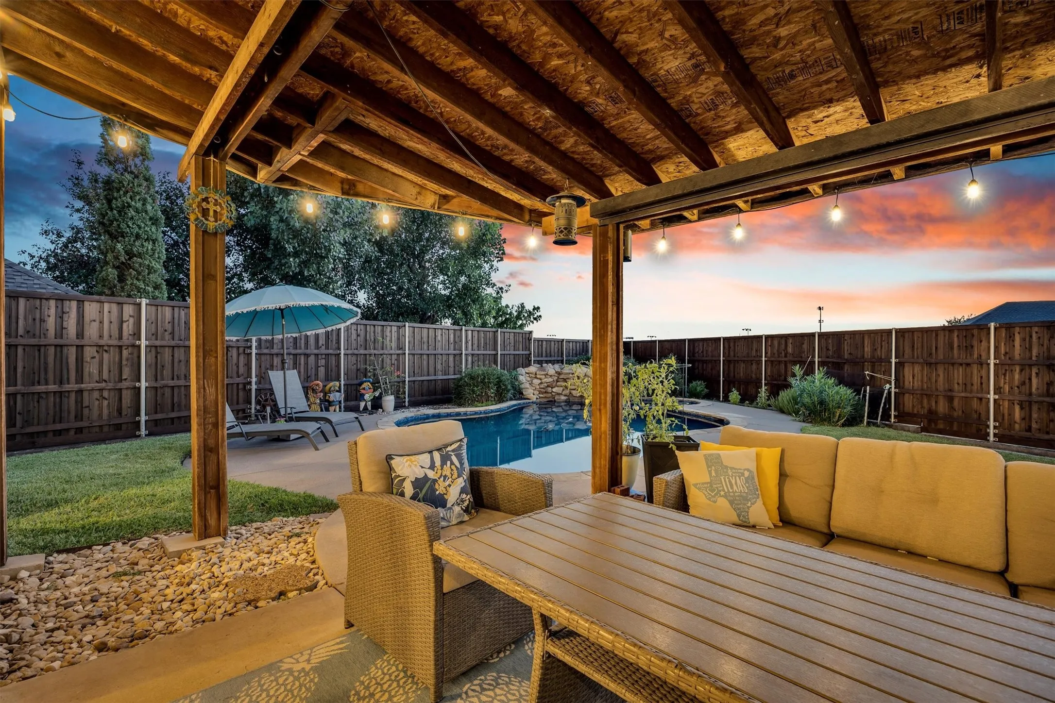 Single Family Residence For Sale in Denton County , 3837 Erath Drive, Carrollton, Texas 75010, 5 Bedroom, 4 Bathroom, 2 Garage spaces, 4,005 Sqft, built in 1999, mls#21339296, Real Estate Agent in Carrollton, Homes For Sale in Denton county, Homes For Sale in Carrollton, Realtor in Carrollton Texas, Real Estate Brokerage Independent Realty Texas, Luminita Cordes Realtor