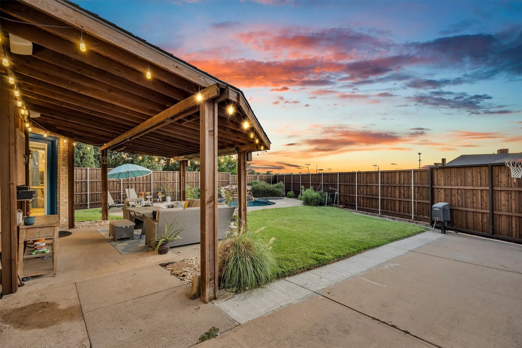 Single Family Residence For Sale in Denton County , 3837 Erath Drive, Carrollton, Texas 75010, 5 Bedroom, 4 Bathroom, 2 Garage spaces, 4,005 Sqft, built in 1999, mls#21339296, Real Estate Agent in Carrollton, Homes For Sale in Denton county, Homes For Sale in Carrollton, Realtor in Carrollton Texas, Real Estate Brokerage Independent Realty Texas, Luminita Cordes Realtor
