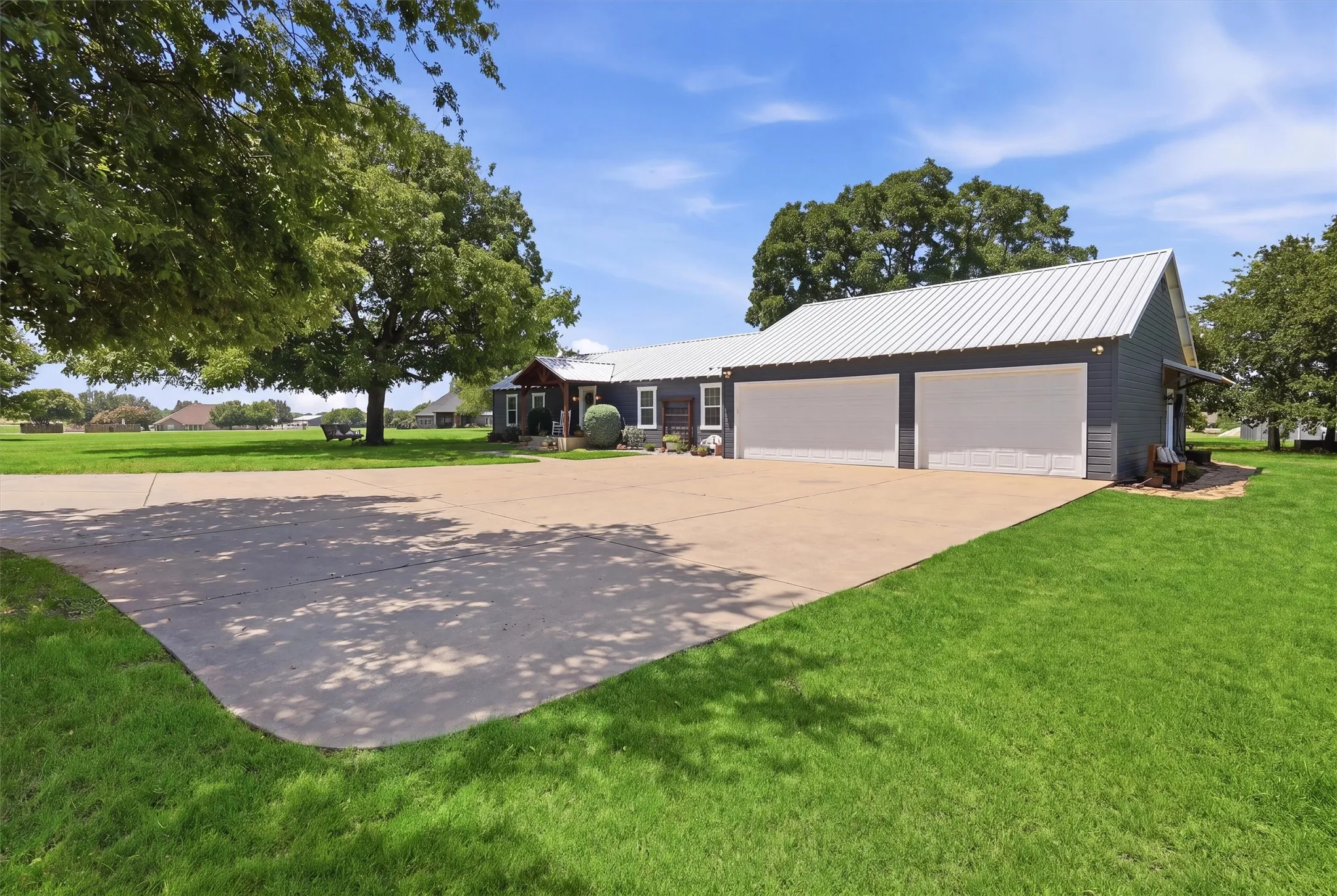 Single Family Residence For Sale in Hood County , 1313 Porter Court, Granbury, Texas 76048, 4 Bedroom, 4 Bathroom, 2 Garage spaces, 2,424 Sqft, built in 1960, mls#21335887, Real Estate Agent in Granbury, Homes For Sale in Hood county, Homes For Sale in Granbury, Realtor in Granbury Texas, Real Estate Brokerage Independent Realty Texas, Luminita Cordes Realtor