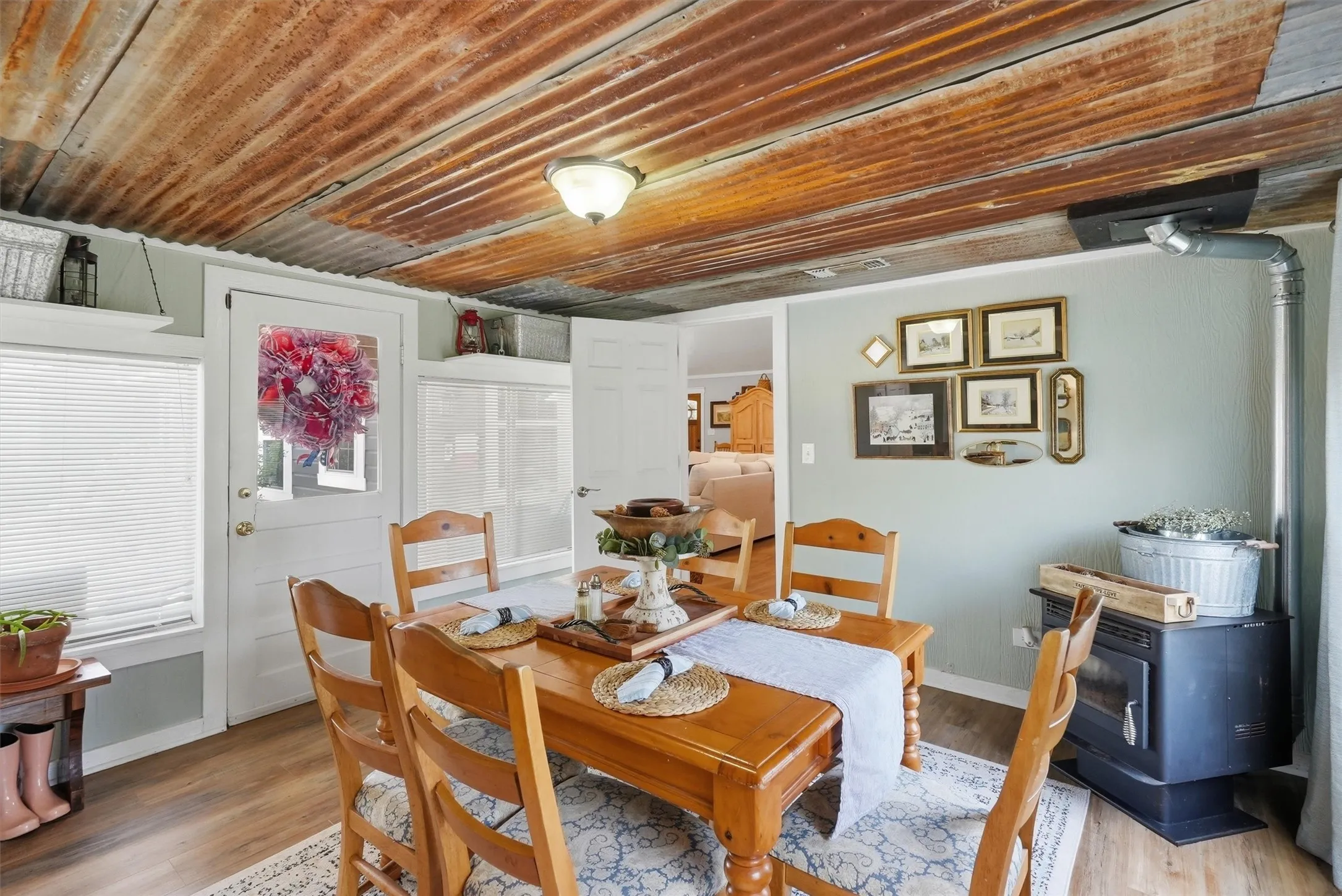 Single Family Residence For Sale in Hood County , 1313 Porter Court, Granbury, Texas 76048, 4 Bedroom, 4 Bathroom, 2 Garage spaces, 2,424 Sqft, built in 1960, mls#21335887, Real Estate Agent in Granbury, Homes For Sale in Hood county, Homes For Sale in Granbury, Realtor in Granbury Texas, Real Estate Brokerage Independent Realty Texas, Luminita Cordes Realtor