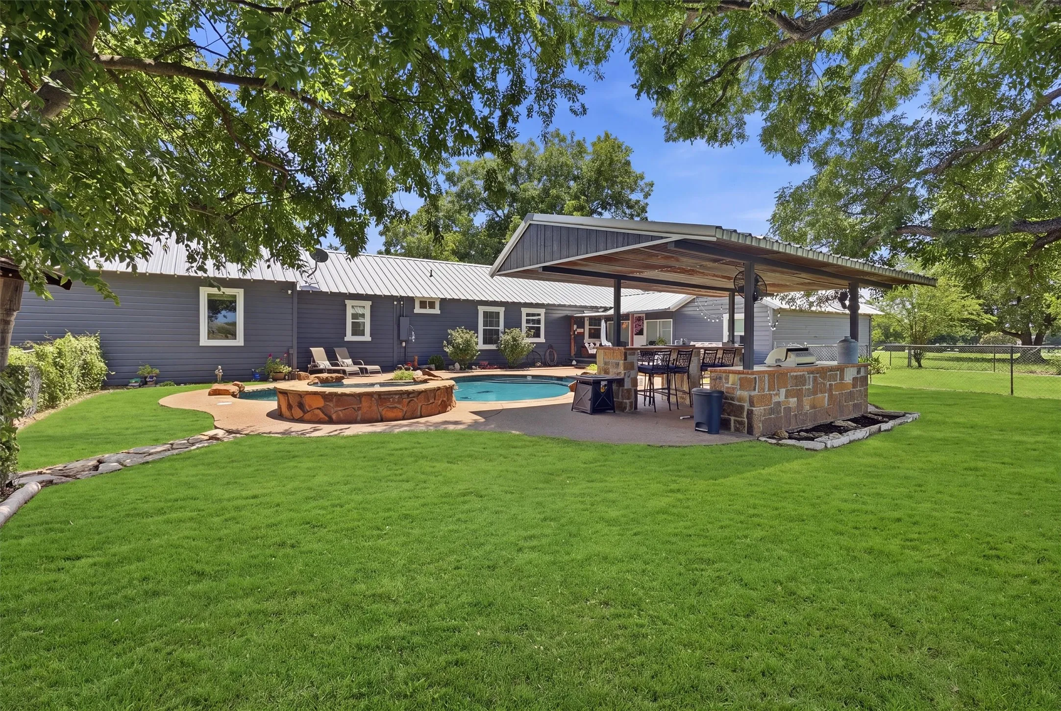 Single Family Residence For Sale in Hood County , 1313 Porter Court, Granbury, Texas 76048, 4 Bedroom, 4 Bathroom, 2 Garage spaces, 2,424 Sqft, built in 1960, mls#21335887, Real Estate Agent in Granbury, Homes For Sale in Hood county, Homes For Sale in Granbury, Realtor in Granbury Texas, Real Estate Brokerage Independent Realty Texas, Luminita Cordes Realtor