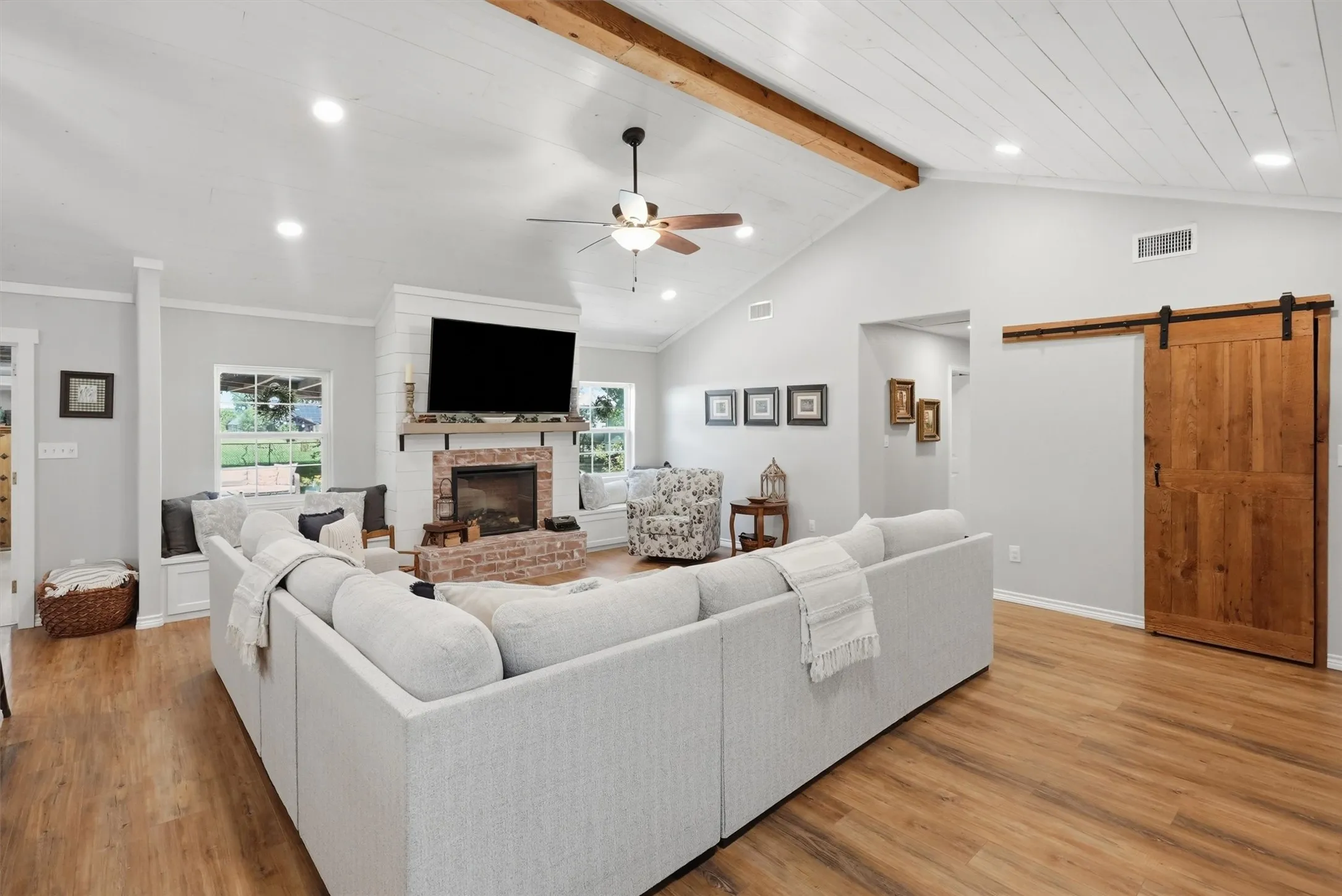 Single Family Residence For Sale in Hood County , 1313 Porter Court, Granbury, Texas 76048, 4 Bedroom, 4 Bathroom, 2 Garage spaces, 2,424 Sqft, built in 1960, mls#21335887, Real Estate Agent in Granbury, Homes For Sale in Hood county, Homes For Sale in Granbury, Realtor in Granbury Texas, Real Estate Brokerage Independent Realty Texas, Luminita Cordes Realtor