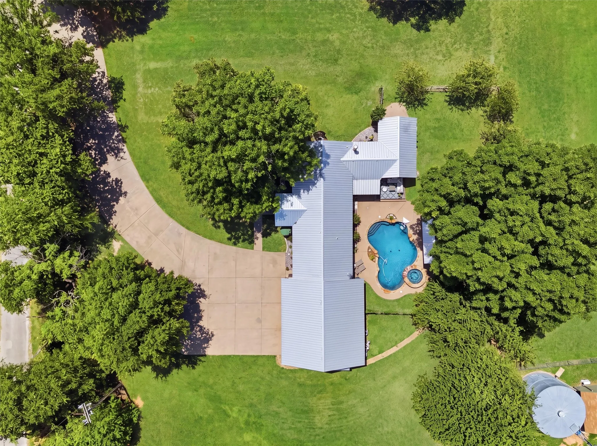 Single Family Residence For Sale in Hood County , 1313 Porter Court, Granbury, Texas 76048, 4 Bedroom, 4 Bathroom, 2 Garage spaces, 2,424 Sqft, built in 1960, mls#21335887, Real Estate Agent in Granbury, Homes For Sale in Hood county, Homes For Sale in Granbury, Realtor in Granbury Texas, Real Estate Brokerage Independent Realty Texas, Luminita Cordes Realtor