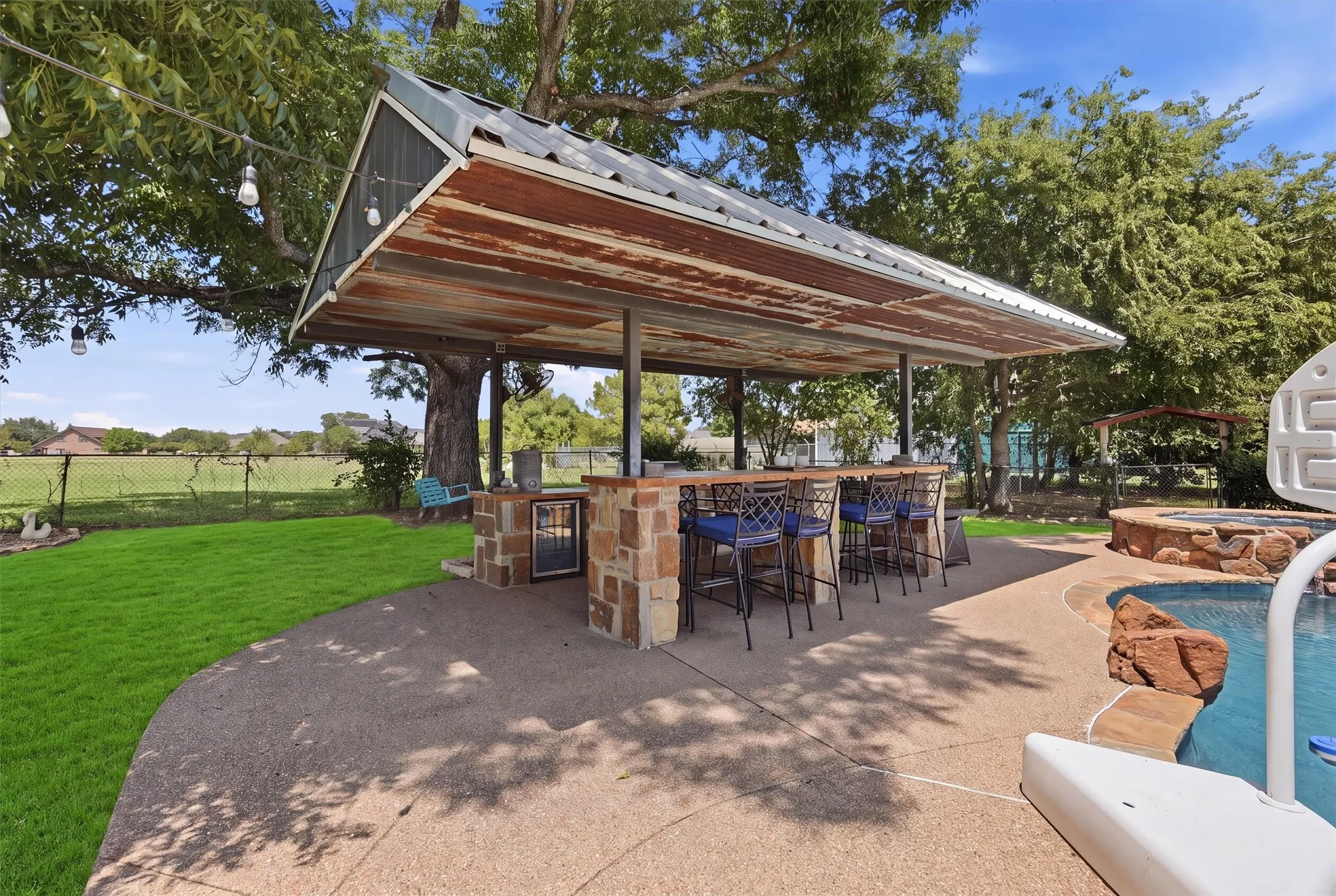 Single Family Residence For Sale in Hood County , 1313 Porter Court, Granbury, Texas 76048, 4 Bedroom, 4 Bathroom, 2 Garage spaces, 2,424 Sqft, built in 1960, mls#21335887, Real Estate Agent in Granbury, Homes For Sale in Hood county, Homes For Sale in Granbury, Realtor in Granbury Texas, Real Estate Brokerage Independent Realty Texas, Luminita Cordes Realtor