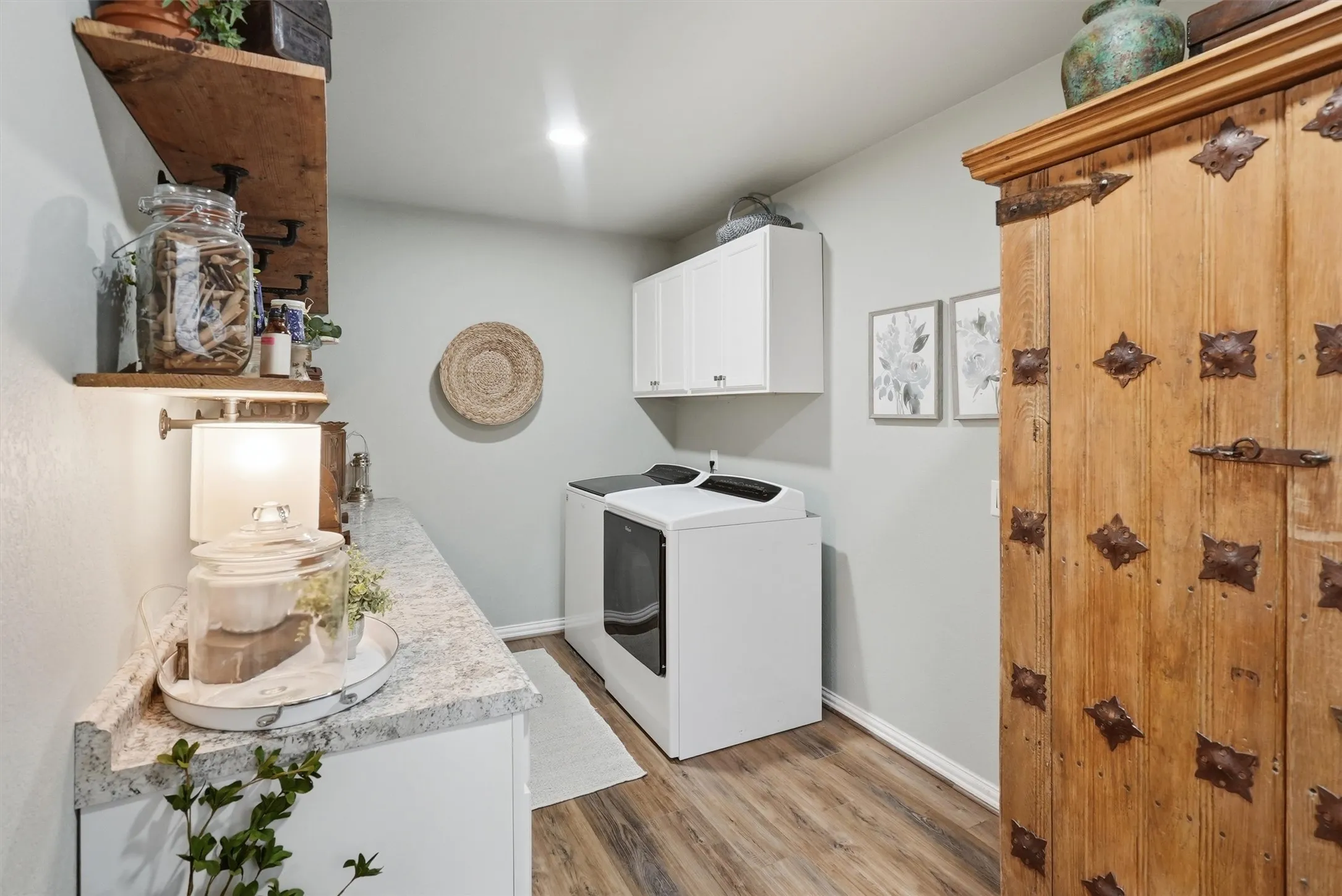 Single Family Residence For Sale in Hood County , 1313 Porter Court, Granbury, Texas 76048, 4 Bedroom, 4 Bathroom, 2 Garage spaces, 2,424 Sqft, built in 1960, mls#21335887, Real Estate Agent in Granbury, Homes For Sale in Hood county, Homes For Sale in Granbury, Realtor in Granbury Texas, Real Estate Brokerage Independent Realty Texas, Luminita Cordes Realtor