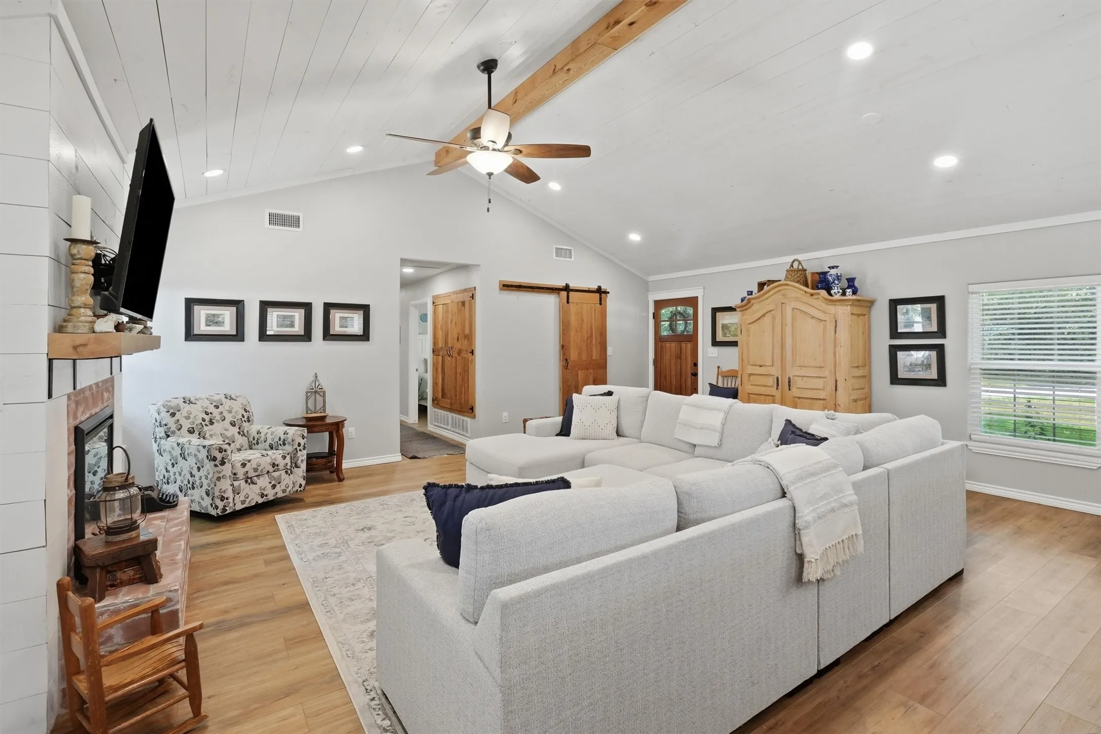 Single Family Residence For Sale in Hood County , 1313 Porter Court, Granbury, Texas 76048, 4 Bedroom, 4 Bathroom, 2 Garage spaces, 2,424 Sqft, built in 1960, mls#21335887, Real Estate Agent in Granbury, Homes For Sale in Hood county, Homes For Sale in Granbury, Realtor in Granbury Texas, Real Estate Brokerage Independent Realty Texas, Luminita Cordes Realtor