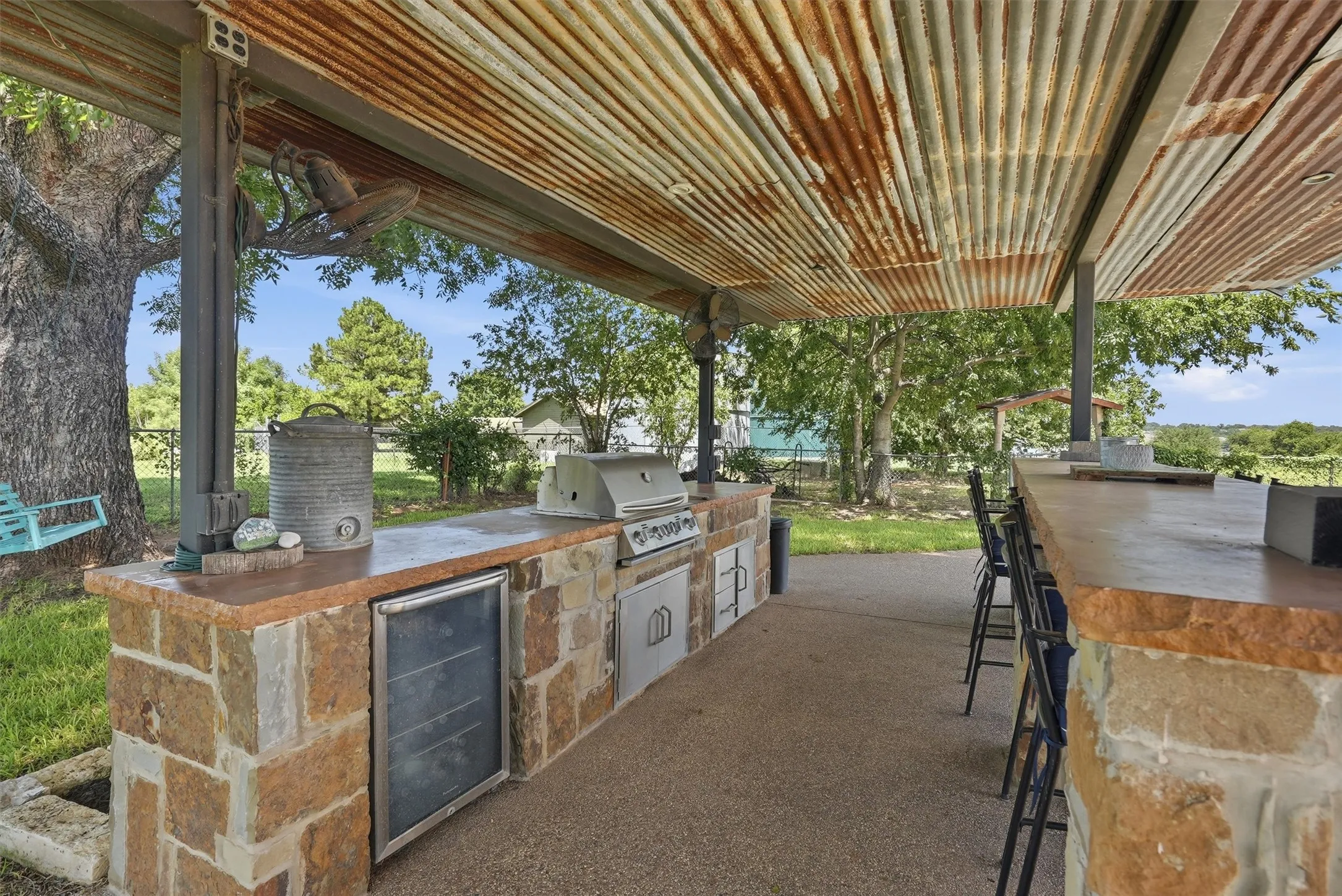 Single Family Residence For Sale in Hood County , 1313 Porter Court, Granbury, Texas 76048, 4 Bedroom, 4 Bathroom, 2 Garage spaces, 2,424 Sqft, built in 1960, mls#21335887, Real Estate Agent in Granbury, Homes For Sale in Hood county, Homes For Sale in Granbury, Realtor in Granbury Texas, Real Estate Brokerage Independent Realty Texas, Luminita Cordes Realtor