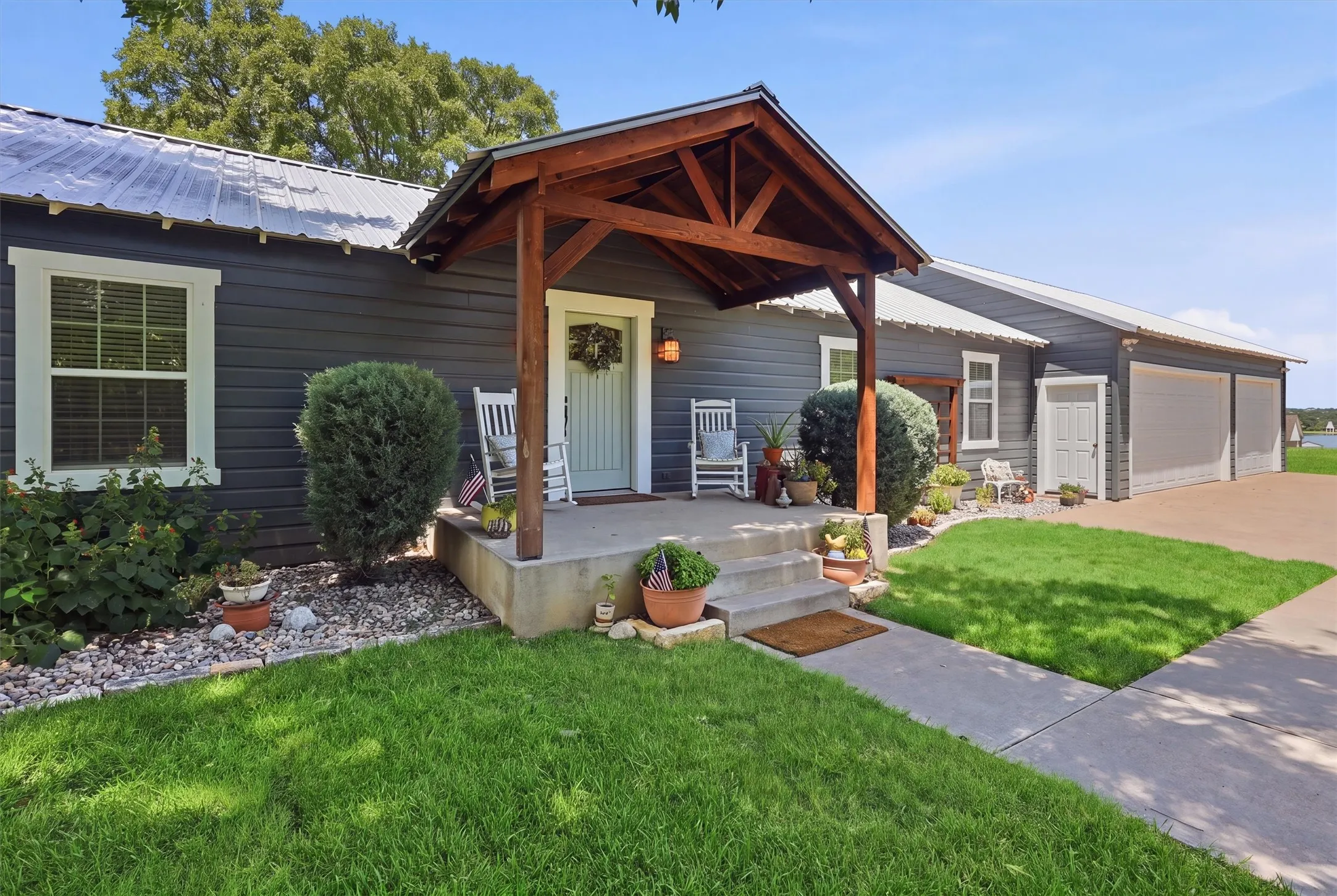 Single Family Residence For Sale in Hood County , 1313 Porter Court, Granbury, Texas 76048, 4 Bedroom, 4 Bathroom, 2 Garage spaces, 2,424 Sqft, built in 1960, mls#21335887, Real Estate Agent in Granbury, Homes For Sale in Hood county, Homes For Sale in Granbury, Realtor in Granbury Texas, Real Estate Brokerage Independent Realty Texas, Luminita Cordes Realtor