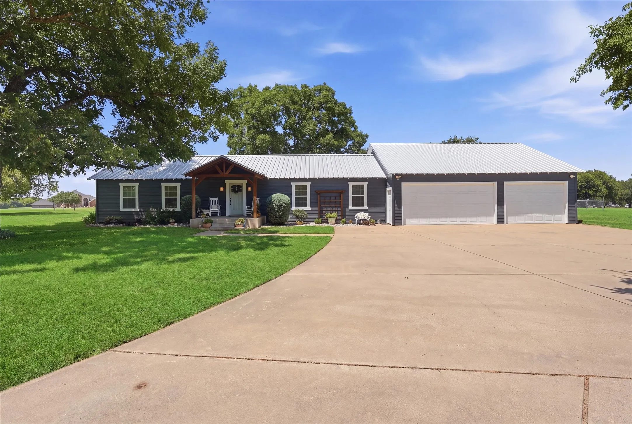 Single Family Residence For Sale in Hood County , 1313 Porter Court, Granbury, Texas 76048, 4 Bedroom, 4 Bathroom, 2 Garage spaces, 2,424 Sqft, built in 1960, mls#21335887, Real Estate Agent in Granbury, Homes For Sale in Hood county, Homes For Sale in Granbury, Realtor in Granbury Texas, Real Estate Brokerage Independent Realty Texas, Luminita Cordes Realtor