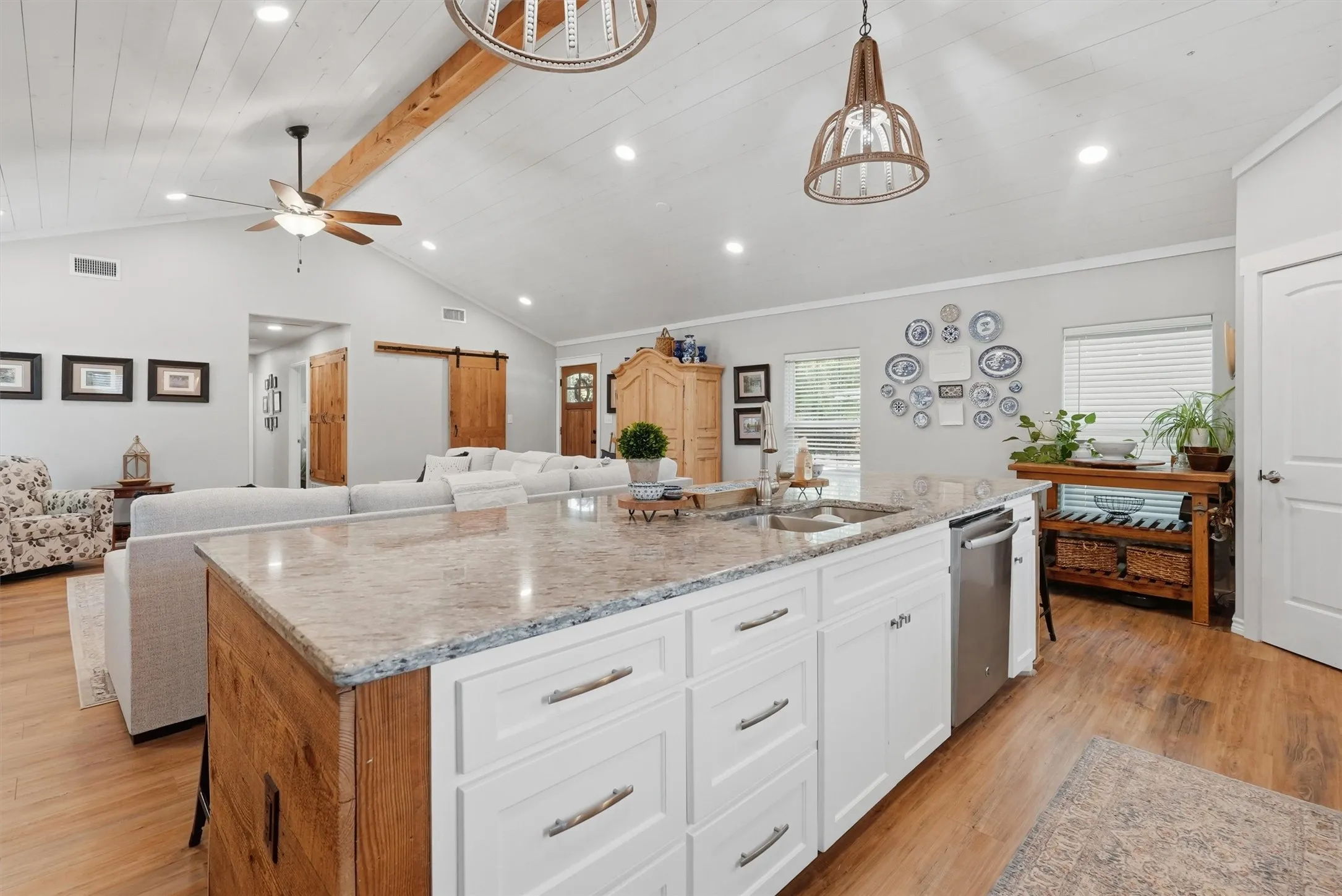 Single Family Residence For Sale in Hood County , 1313 Porter Court, Granbury, Texas 76048, 4 Bedroom, 4 Bathroom, 2 Garage spaces, 2,424 Sqft, built in 1960, mls#21335887, Real Estate Agent in Granbury, Homes For Sale in Hood county, Homes For Sale in Granbury, Realtor in Granbury Texas, Real Estate Brokerage Independent Realty Texas, Luminita Cordes Realtor