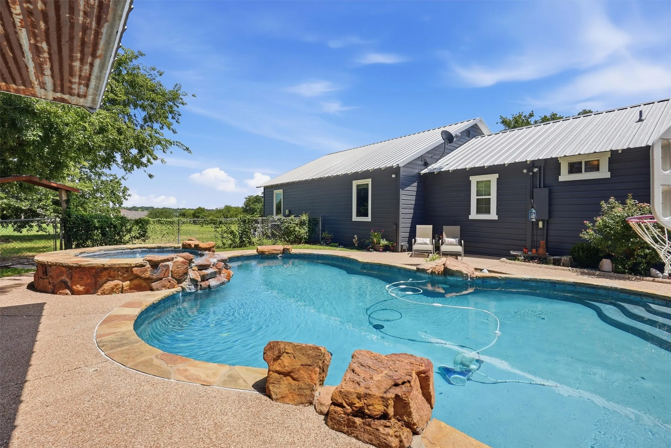 Single Family Residence For Sale in Hood County , 1313 Porter Court, Granbury, Texas 76048, 4 Bedroom, 4 Bathroom, 2 Garage spaces, 2,424 Sqft, built in 1960, mls#21335887, Real Estate Agent in Granbury, Homes For Sale in Hood county, Homes For Sale in Granbury, Realtor in Granbury Texas, Real Estate Brokerage Independent Realty Texas, Luminita Cordes Realtor