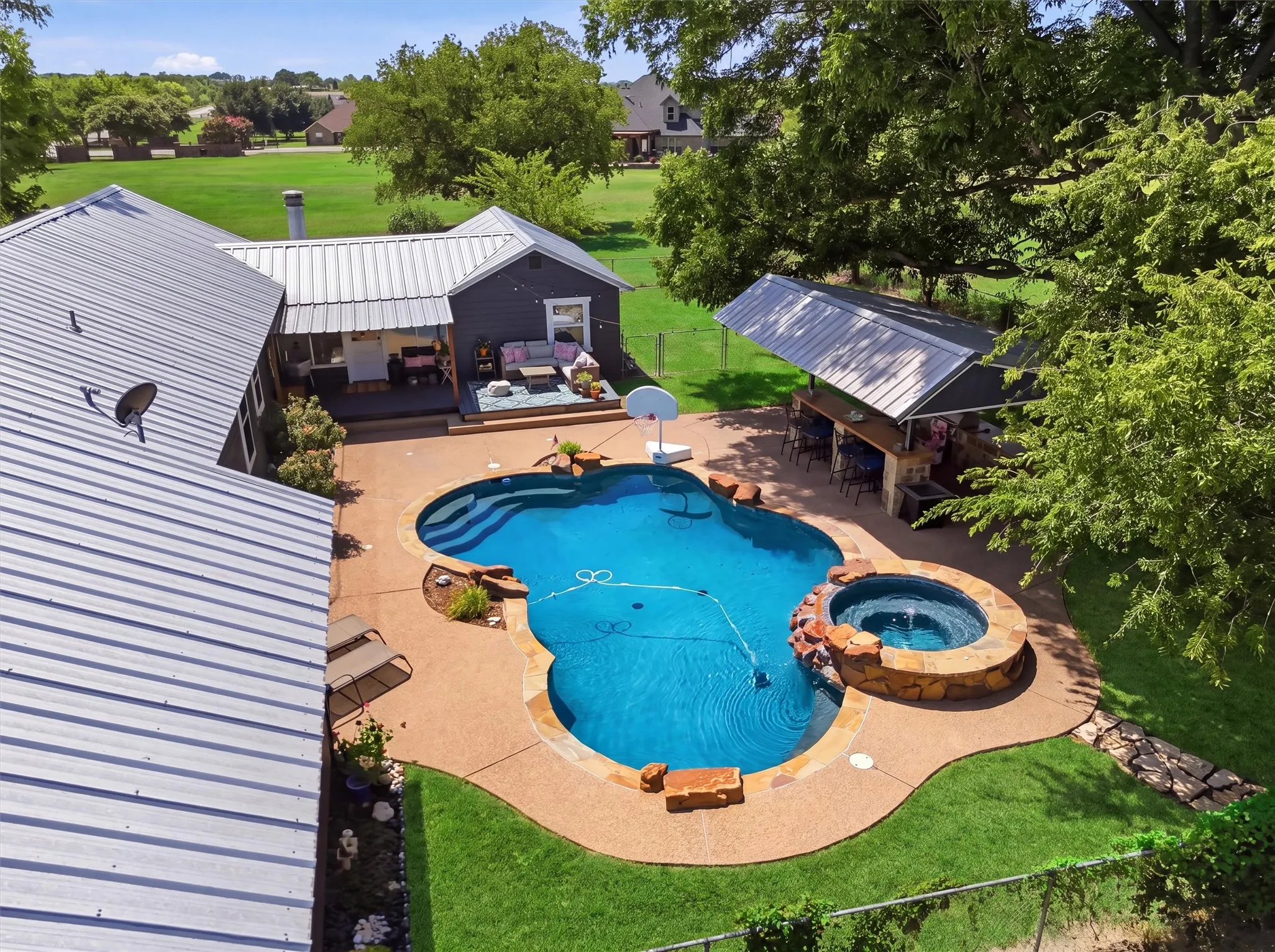 Single Family Residence For Sale in Hood County , 1313 Porter Court, Granbury, Texas 76048, 4 Bedroom, 4 Bathroom, 2 Garage spaces, 2,424 Sqft, built in 1960, mls#21335887, Real Estate Agent in Granbury, Homes For Sale in Hood county, Homes For Sale in Granbury, Realtor in Granbury Texas, Real Estate Brokerage Independent Realty Texas, Luminita Cordes Realtor