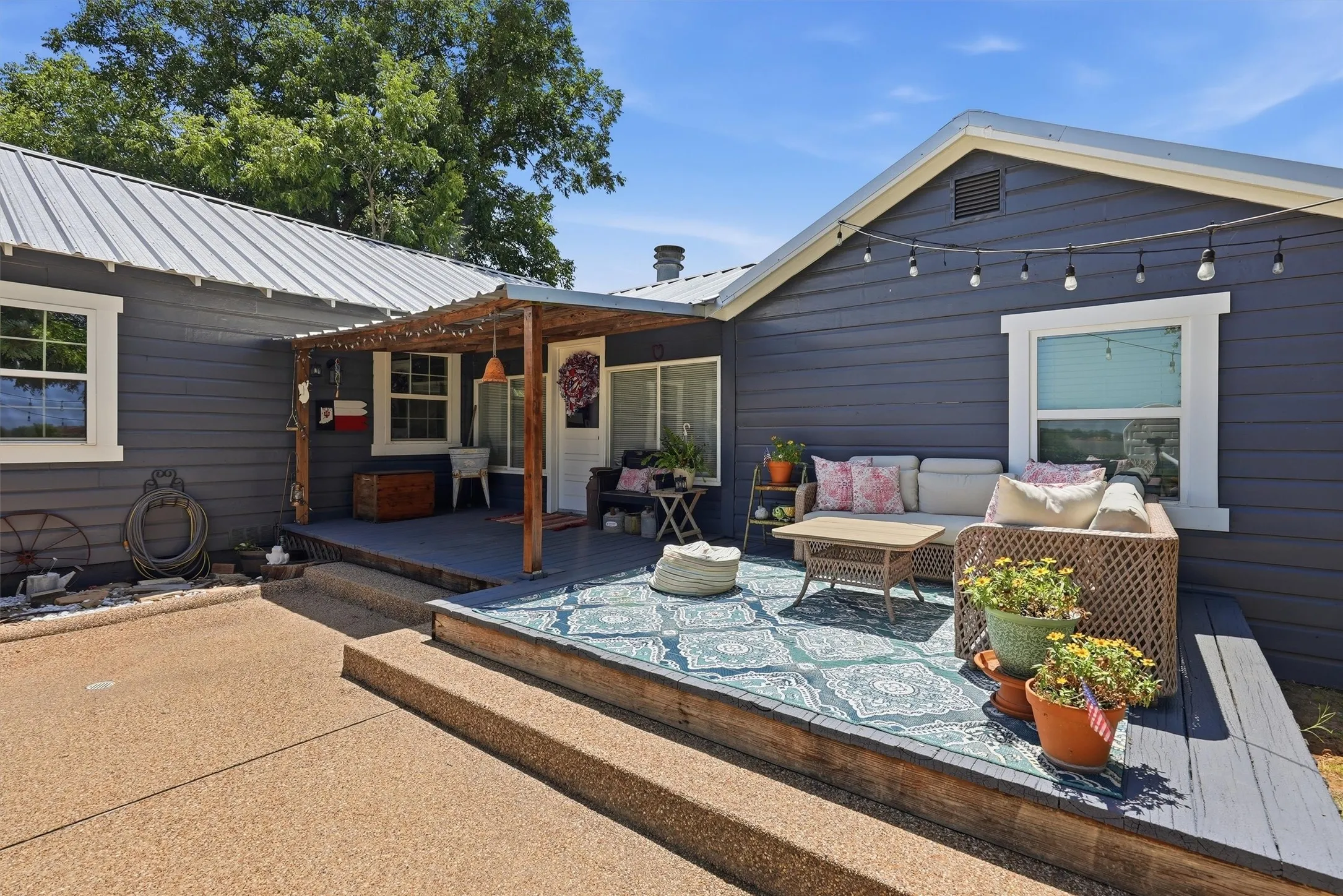 Single Family Residence For Sale in Hood County , 1313 Porter Court, Granbury, Texas 76048, 4 Bedroom, 4 Bathroom, 2 Garage spaces, 2,424 Sqft, built in 1960, mls#21335887, Real Estate Agent in Granbury, Homes For Sale in Hood county, Homes For Sale in Granbury, Realtor in Granbury Texas, Real Estate Brokerage Independent Realty Texas, Luminita Cordes Realtor