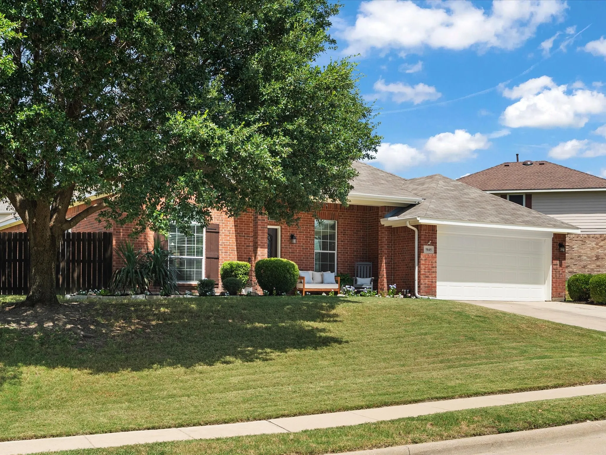 Single Family Residence For Sale in Tarrant County , 5845 Lamb Creek Drive, Fort Worth, Texas 76179, 4 Bedroom, 2 Bathroom, 2 Garage spaces, 2,487 Sqft, built in 2005, mls#21338931, Real Estate Agent in Fort Worth, Homes For Sale in Tarrant county, Homes For Sale in Fort Worth, Realtor in Fort Worth Texas, Real Estate Brokerage Independent Realty Texas, Luminita Cordes Realtor