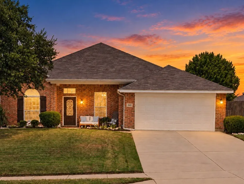 Single Family Residence For Sale in Tarrant County , 5845 Lamb Creek Drive, Fort Worth, Texas 76179, 4 Bedroom, 2 Bathroom, 2 Garage spaces, 2,487 Sqft, built in 2005, mls#21338931, Real Estate Agent in Fort Worth, Homes For Sale in Tarrant county, Homes For Sale in Fort Worth, Realtor in Fort Worth Texas, Real Estate Brokerage Independent Realty Texas, Luminita Cordes Realtor