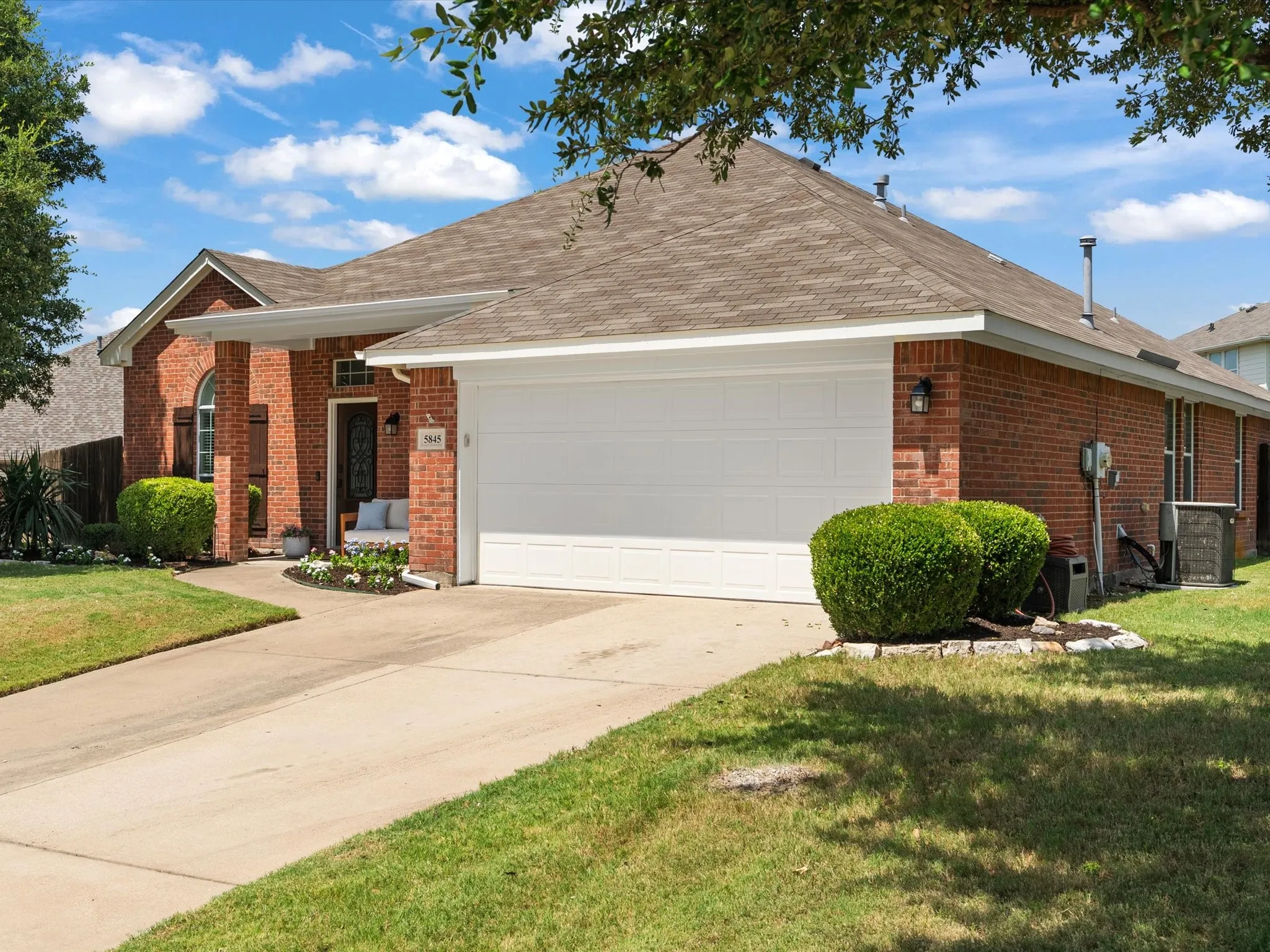 Single Family Residence For Sale in Tarrant County , 5845 Lamb Creek Drive, Fort Worth, Texas 76179, 4 Bedroom, 2 Bathroom, 2 Garage spaces, 2,487 Sqft, built in 2005, mls#21338931, Real Estate Agent in Fort Worth, Homes For Sale in Tarrant county, Homes For Sale in Fort Worth, Realtor in Fort Worth Texas, Real Estate Brokerage Independent Realty Texas, Luminita Cordes Realtor