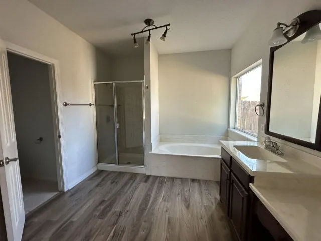 Single Family Residence For Sale in Ellis County , 104 Dovehill Circle, Red Oak, Texas 75154, 4 Bedroom, 3 Bathroom, 2 Garage spaces, 2,842 Sqft, built in 2005, mls#21339351, Real Estate Agent in Red Oak, Homes For Sale in Ellis county, Homes For Sale in Red Oak, Realtor in Red Oak Texas, Real Estate Brokerage Independent Realty Texas, Luminita Cordes Realtor