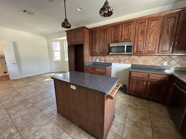 Single Family Residence For Sale in Ellis County , 104 Dovehill Circle, Red Oak, Texas 75154, 4 Bedroom, 3 Bathroom, 2 Garage spaces, 2,842 Sqft, built in 2005, mls#21339351, Real Estate Agent in Red Oak, Homes For Sale in Ellis county, Homes For Sale in Red Oak, Realtor in Red Oak Texas, Real Estate Brokerage Independent Realty Texas, Luminita Cordes Realtor