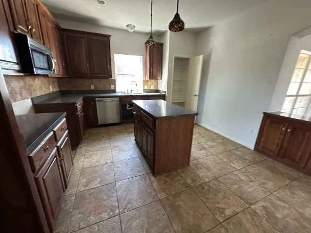 Single Family Residence For Sale in Ellis County , 104 Dovehill Circle, Red Oak, Texas 75154, 4 Bedroom, 3 Bathroom, 2 Garage spaces, 2,842 Sqft, built in 2005, mls#21339351, Real Estate Agent in Red Oak, Homes For Sale in Ellis county, Homes For Sale in Red Oak, Realtor in Red Oak Texas, Real Estate Brokerage Independent Realty Texas, Luminita Cordes Realtor