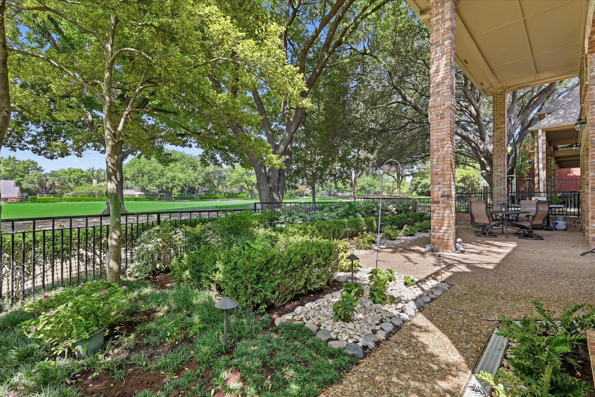 Single Family Residence For Sale in Dallas County , 5909 Club Hill Place, Dallas, Texas 75248, 3 Bedroom, 4 Bathroom, 2 Garage spaces, 4,015 Sqft, built in 1985, mls#21337807, Real Estate Agent in Dallas, Homes For Sale in Dallas county, Homes For Sale in Dallas, Realtor in Dallas Texas, Real Estate Brokerage Independent Realty Texas, Luminita Cordes Realtor