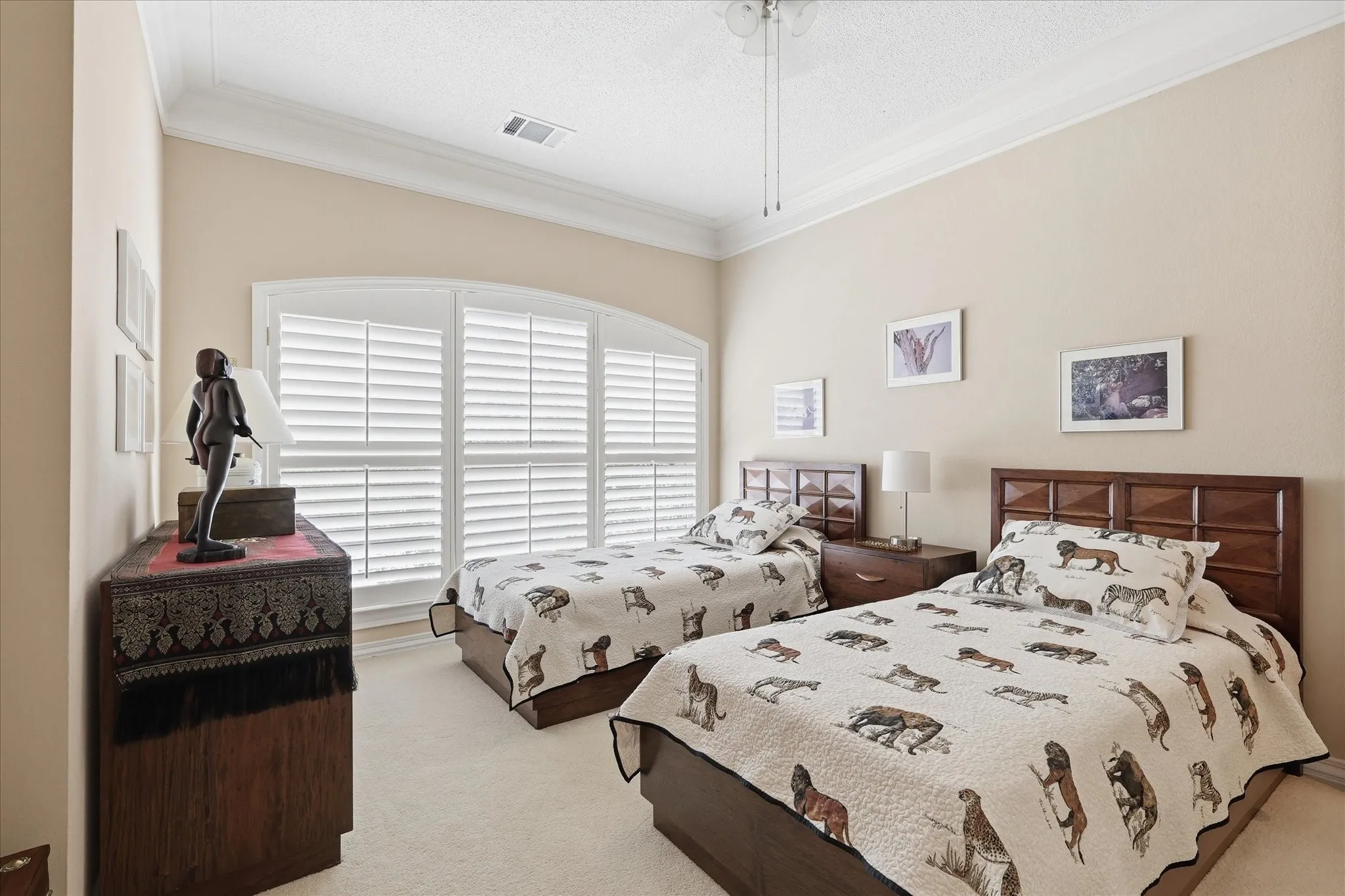 Single Family Residence For Sale in Dallas County , 5909 Club Hill Place, Dallas, Texas 75248, 3 Bedroom, 4 Bathroom, 2 Garage spaces, 4,015 Sqft, built in 1985, mls#21337807, Real Estate Agent in Dallas, Homes For Sale in Dallas county, Homes For Sale in Dallas, Realtor in Dallas Texas, Real Estate Brokerage Independent Realty Texas, Luminita Cordes Realtor