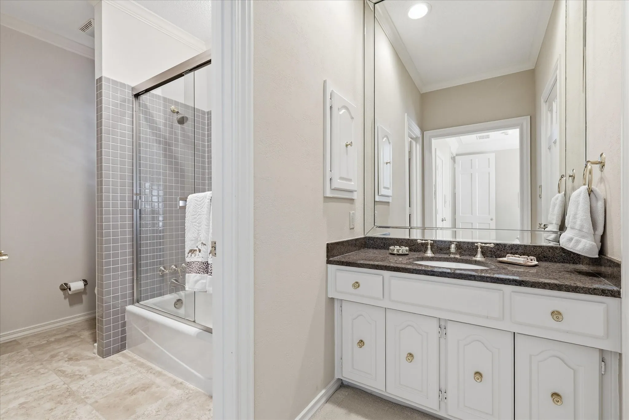 Single Family Residence For Sale in Dallas County , 5909 Club Hill Place, Dallas, Texas 75248, 3 Bedroom, 4 Bathroom, 2 Garage spaces, 4,015 Sqft, built in 1985, mls#21337807, Real Estate Agent in Dallas, Homes For Sale in Dallas county, Homes For Sale in Dallas, Realtor in Dallas Texas, Real Estate Brokerage Independent Realty Texas, Luminita Cordes Realtor