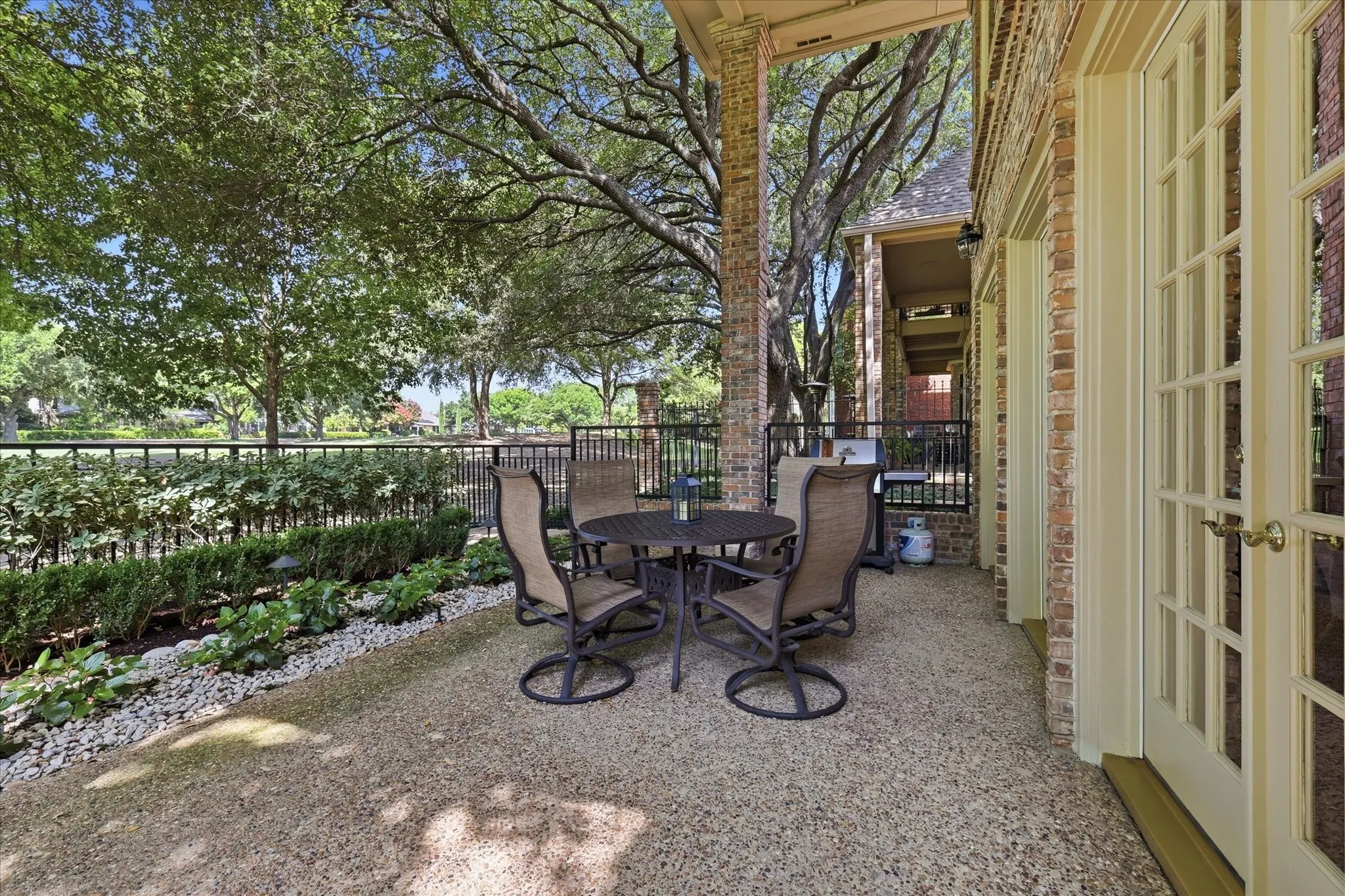 Single Family Residence For Sale in Dallas County , 5909 Club Hill Place, Dallas, Texas 75248, 3 Bedroom, 4 Bathroom, 2 Garage spaces, 4,015 Sqft, built in 1985, mls#21337807, Real Estate Agent in Dallas, Homes For Sale in Dallas county, Homes For Sale in Dallas, Realtor in Dallas Texas, Real Estate Brokerage Independent Realty Texas, Luminita Cordes Realtor
