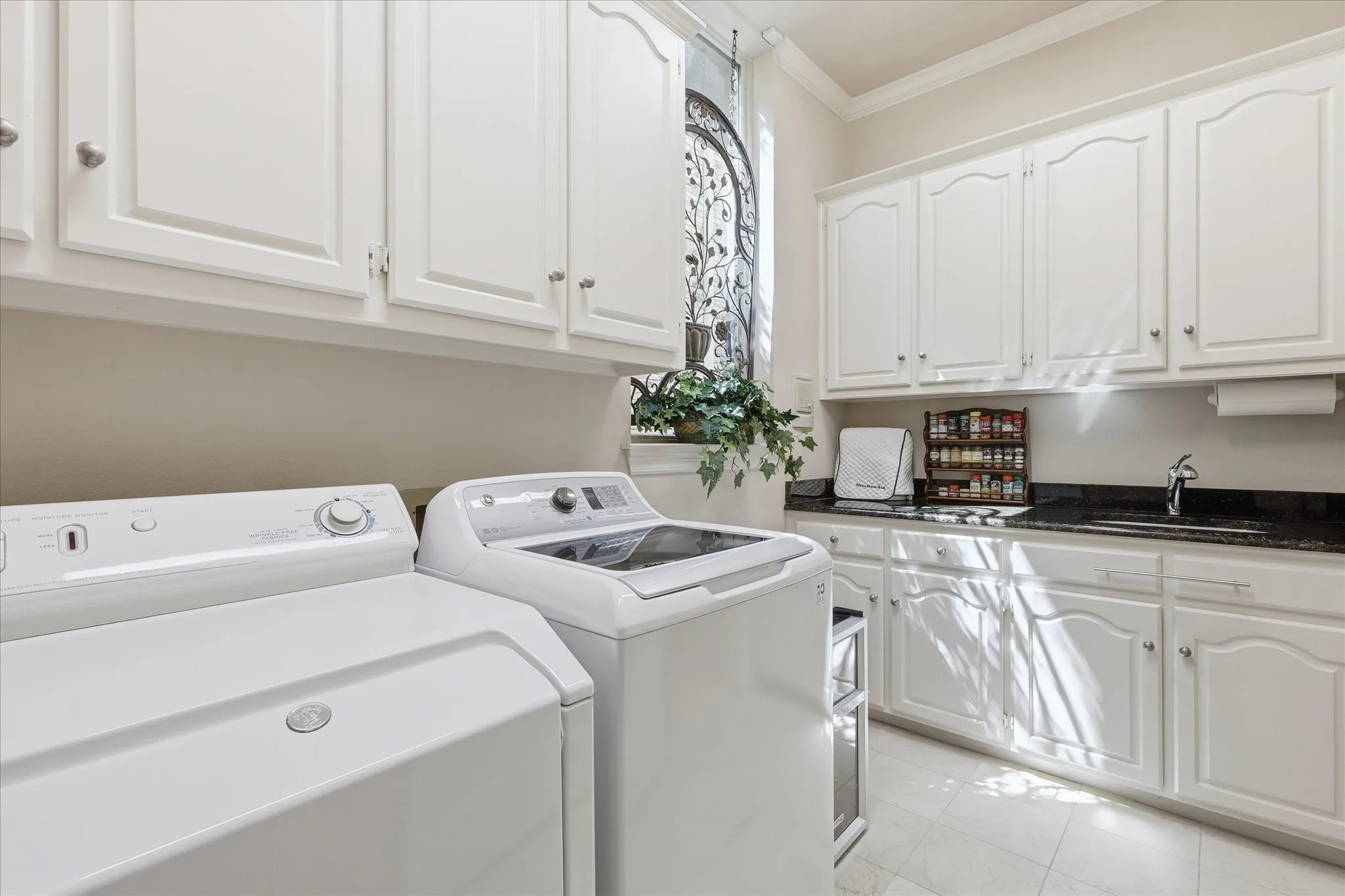 Single Family Residence For Sale in Dallas County , 5909 Club Hill Place, Dallas, Texas 75248, 3 Bedroom, 4 Bathroom, 2 Garage spaces, 4,015 Sqft, built in 1985, mls#21337807, Real Estate Agent in Dallas, Homes For Sale in Dallas county, Homes For Sale in Dallas, Realtor in Dallas Texas, Real Estate Brokerage Independent Realty Texas, Luminita Cordes Realtor
