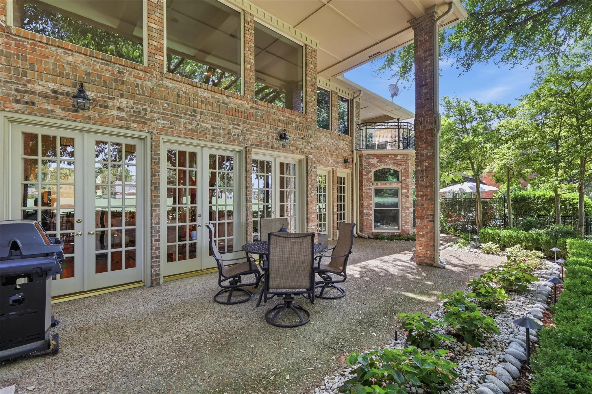 Single Family Residence For Sale in Dallas County , 5909 Club Hill Place, Dallas, Texas 75248, 3 Bedroom, 4 Bathroom, 2 Garage spaces, 4,015 Sqft, built in 1985, mls#21337807, Real Estate Agent in Dallas, Homes For Sale in Dallas county, Homes For Sale in Dallas, Realtor in Dallas Texas, Real Estate Brokerage Independent Realty Texas, Luminita Cordes Realtor