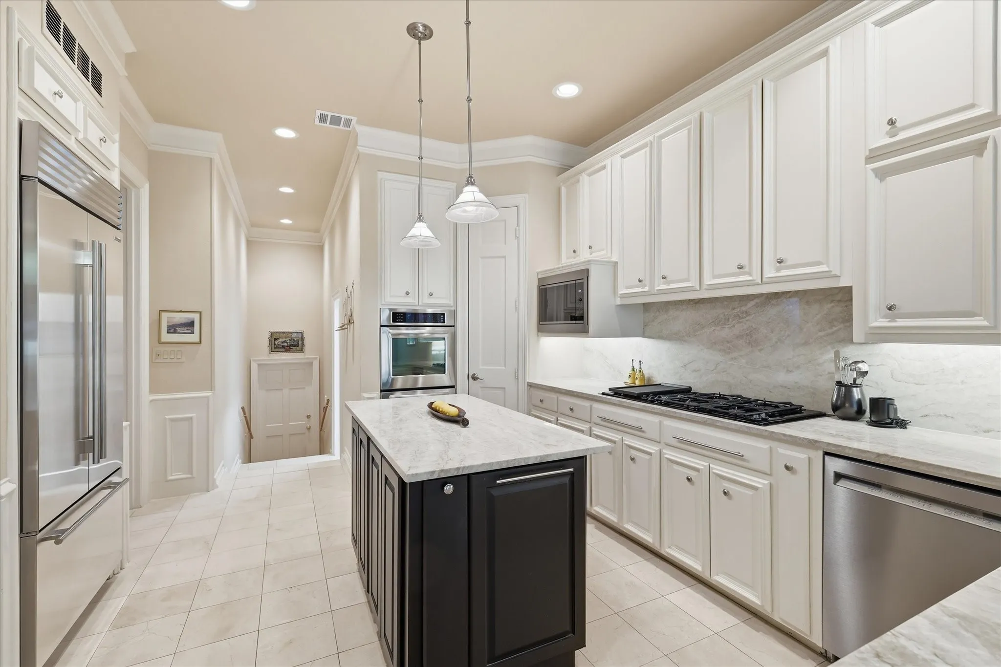 Single Family Residence For Sale in Dallas County , 5909 Club Hill Place, Dallas, Texas 75248, 3 Bedroom, 4 Bathroom, 2 Garage spaces, 4,015 Sqft, built in 1985, mls#21337807, Real Estate Agent in Dallas, Homes For Sale in Dallas county, Homes For Sale in Dallas, Realtor in Dallas Texas, Real Estate Brokerage Independent Realty Texas, Luminita Cordes Realtor