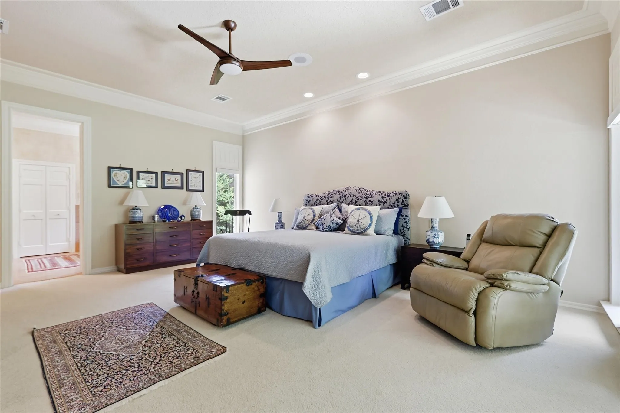 Single Family Residence For Sale in Dallas County , 5909 Club Hill Place, Dallas, Texas 75248, 3 Bedroom, 4 Bathroom, 2 Garage spaces, 4,015 Sqft, built in 1985, mls#21337807, Real Estate Agent in Dallas, Homes For Sale in Dallas county, Homes For Sale in Dallas, Realtor in Dallas Texas, Real Estate Brokerage Independent Realty Texas, Luminita Cordes Realtor
